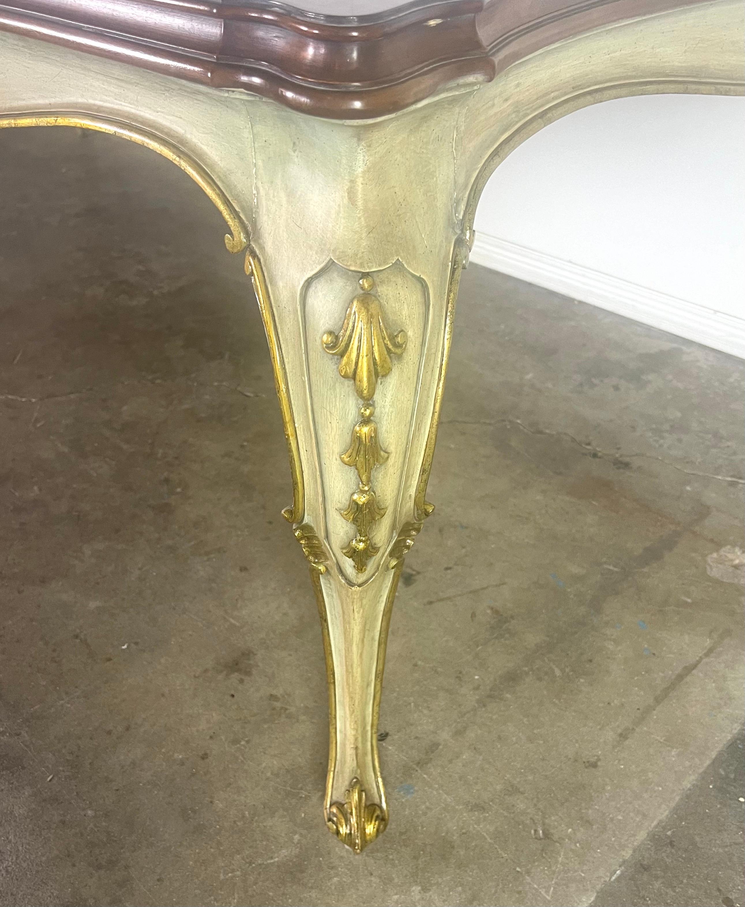 Table de salle à manger provinciale française peinte avec plateau incrusté, vers 1930 en vente 7