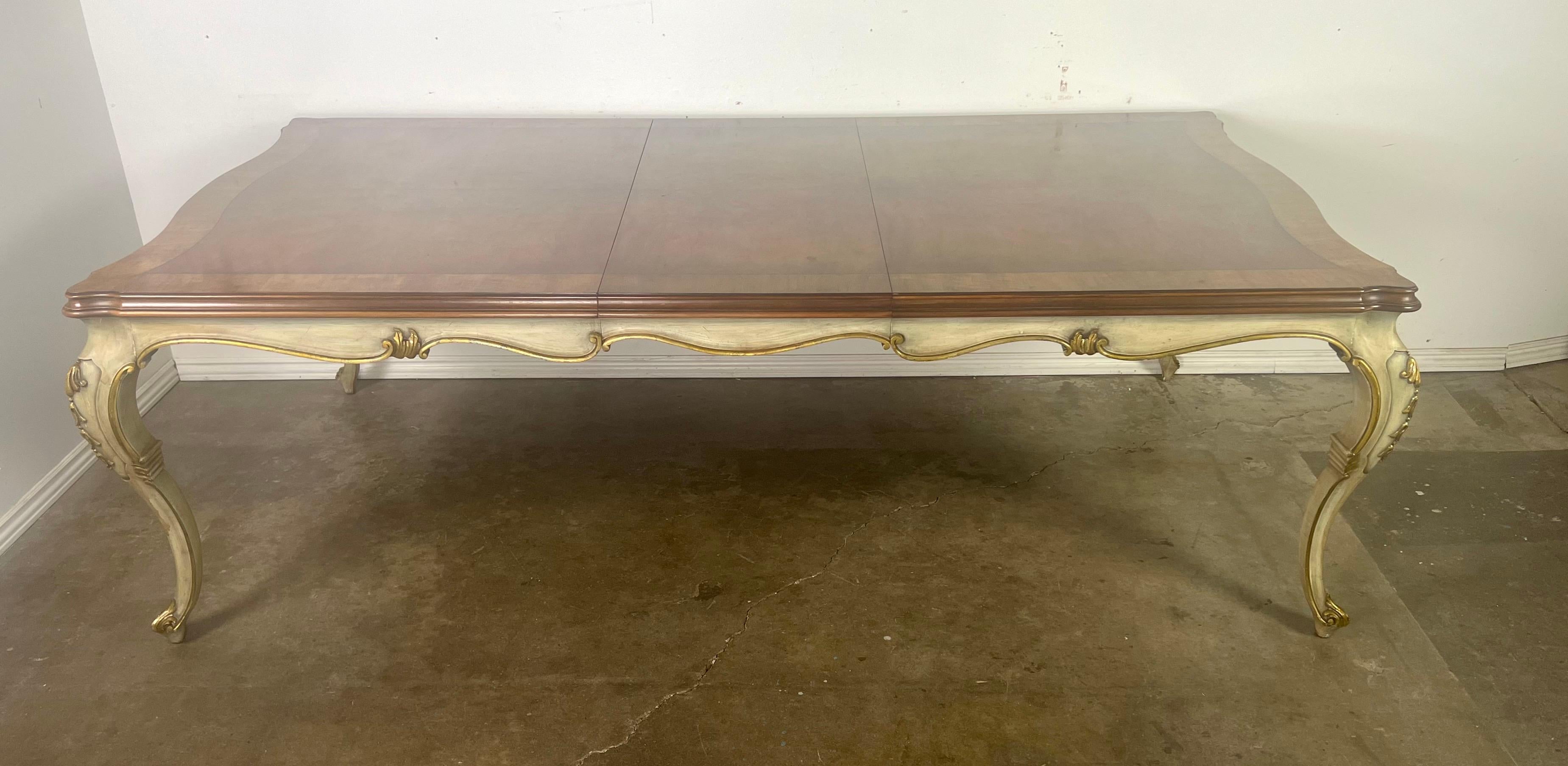 Table de salle à manger provinciale française peinte avec plateau incrusté, vers 1930 en vente 8