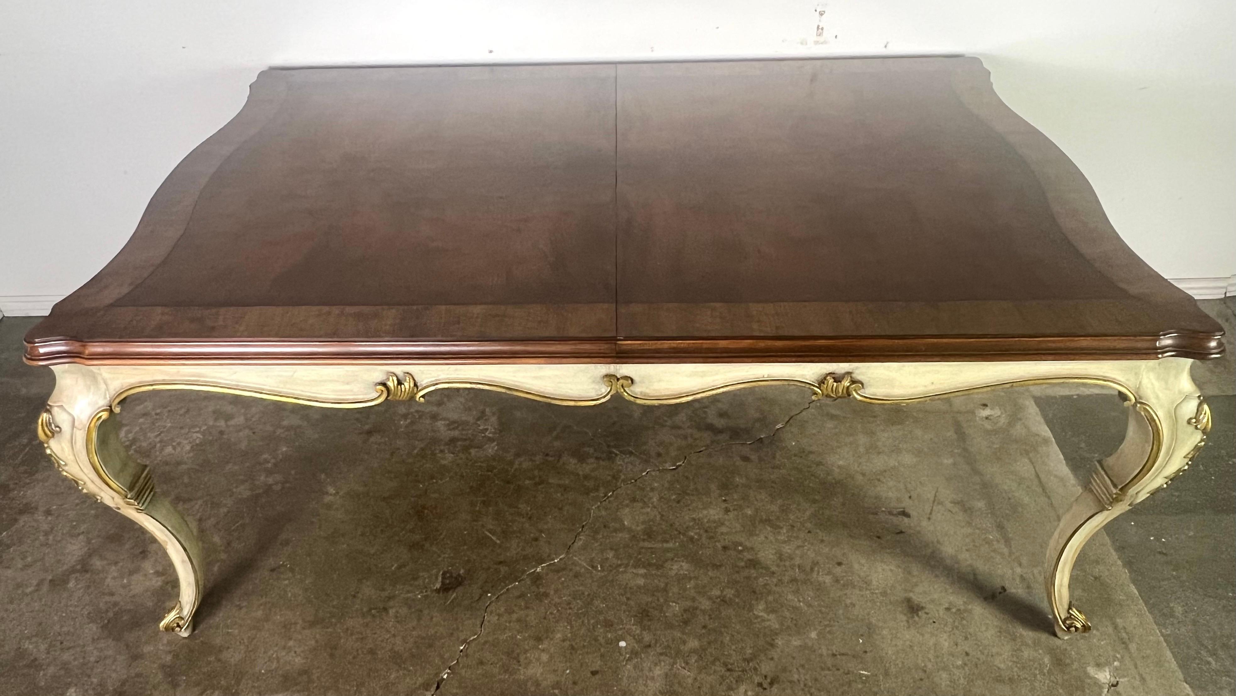 Provincial français Table de salle à manger provinciale française peinte avec plateau incrusté, vers 1930 en vente