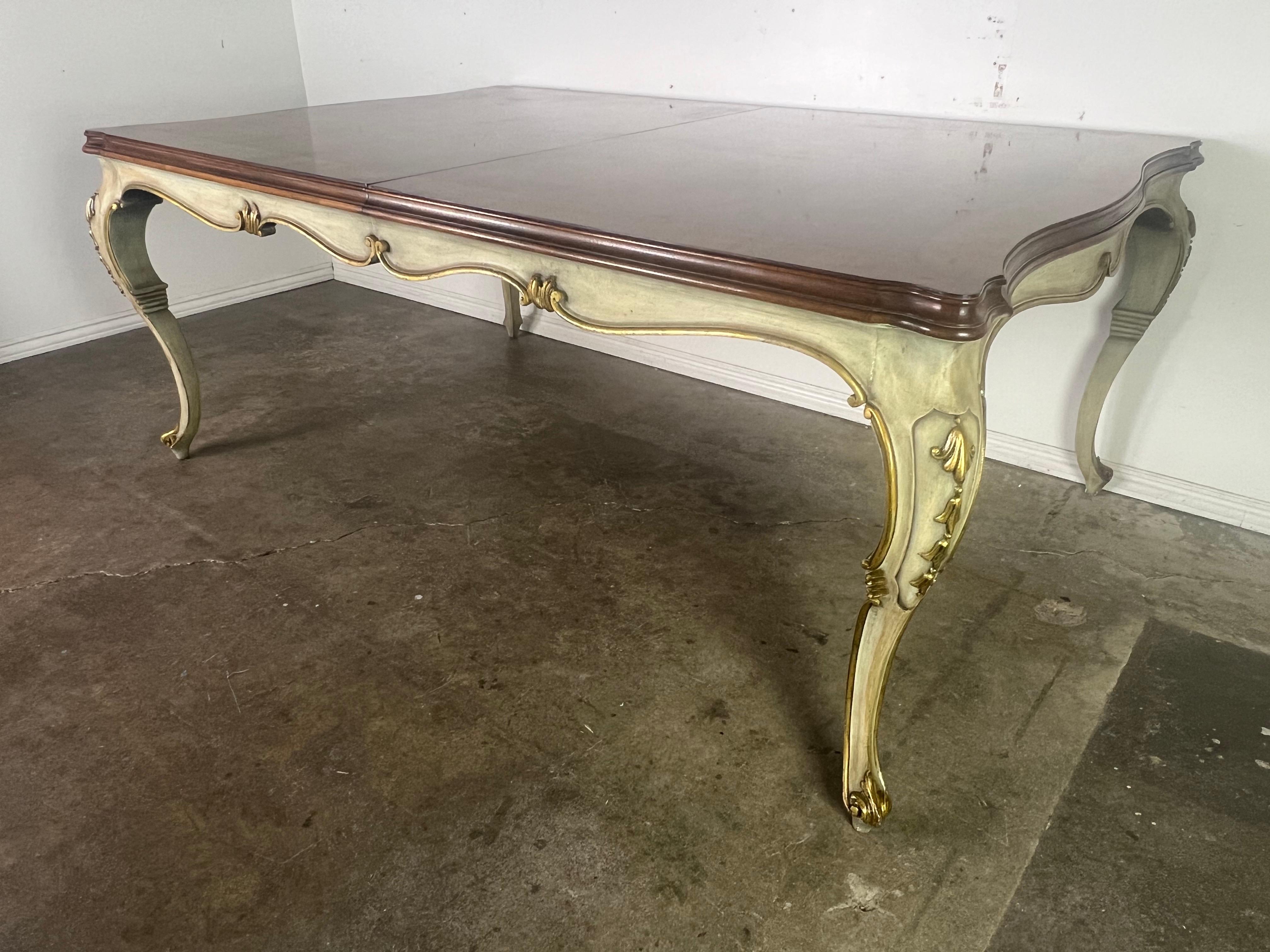 Français Table de salle à manger provinciale française peinte avec plateau incrusté, vers 1930 en vente