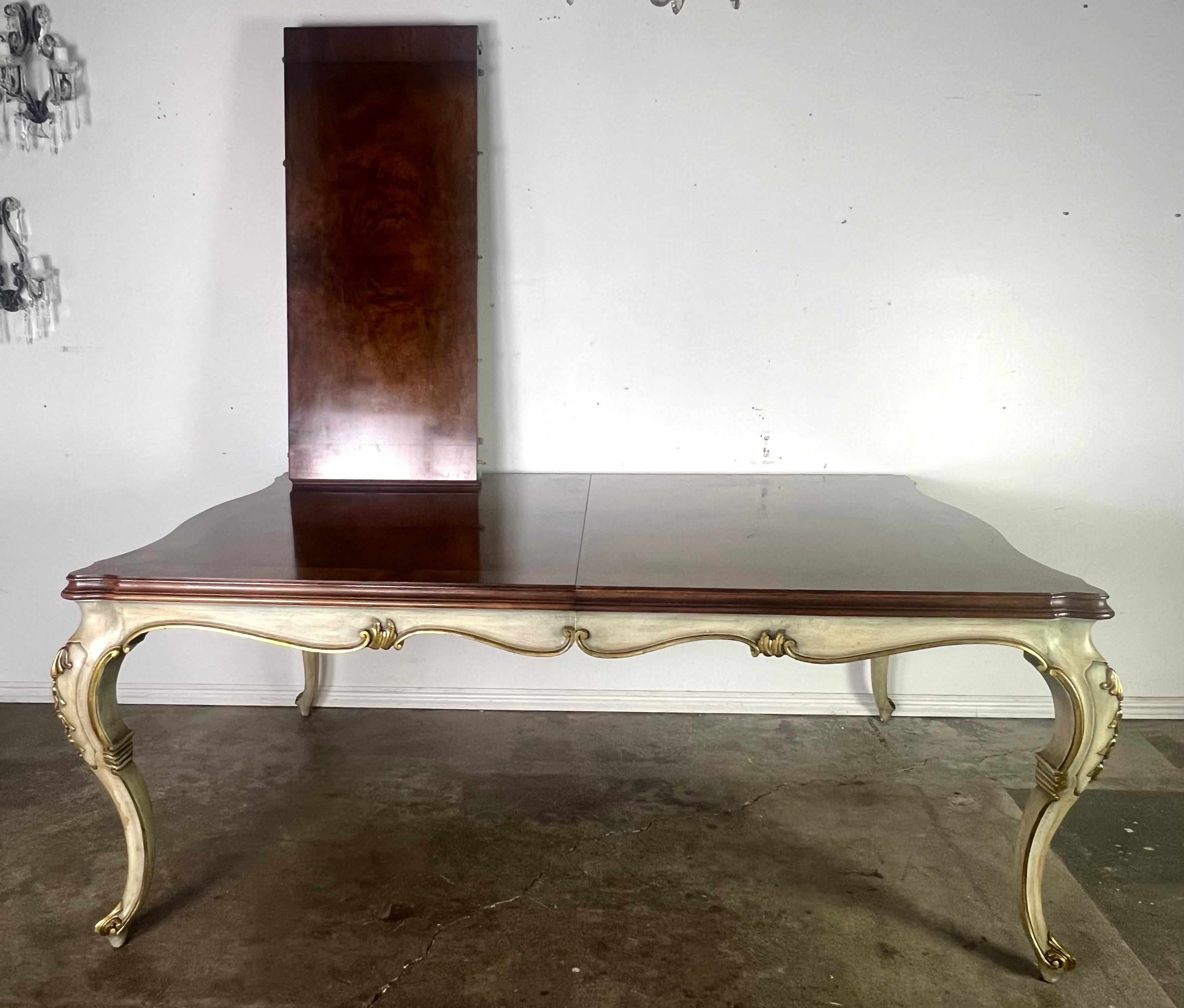 Table de salle à manger provinciale française peinte avec plateau incrusté, vers 1930 Abîmé - En vente à Los Angeles, CA