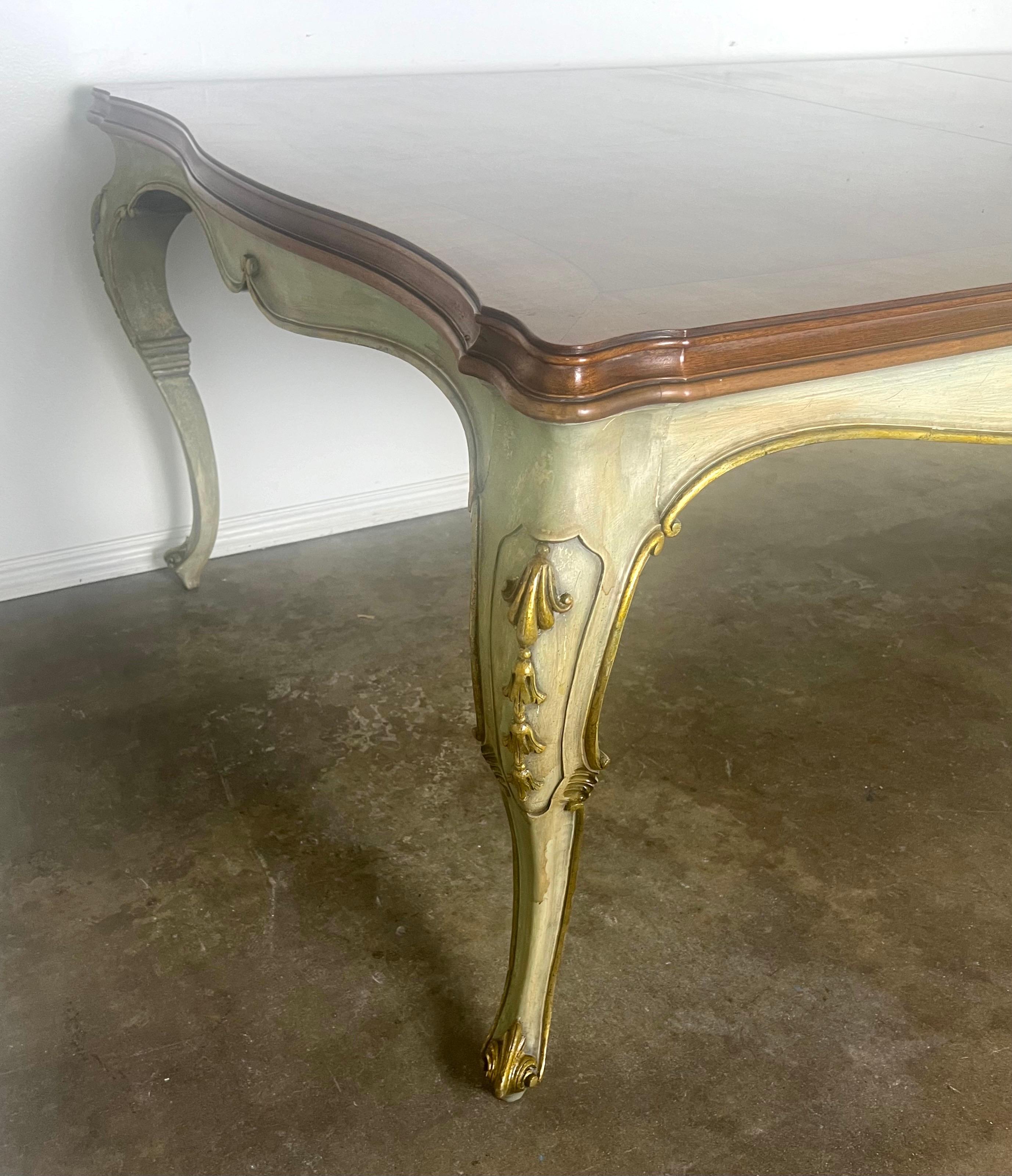 Bois Table de salle à manger provinciale française peinte avec plateau incrusté, vers 1930 en vente