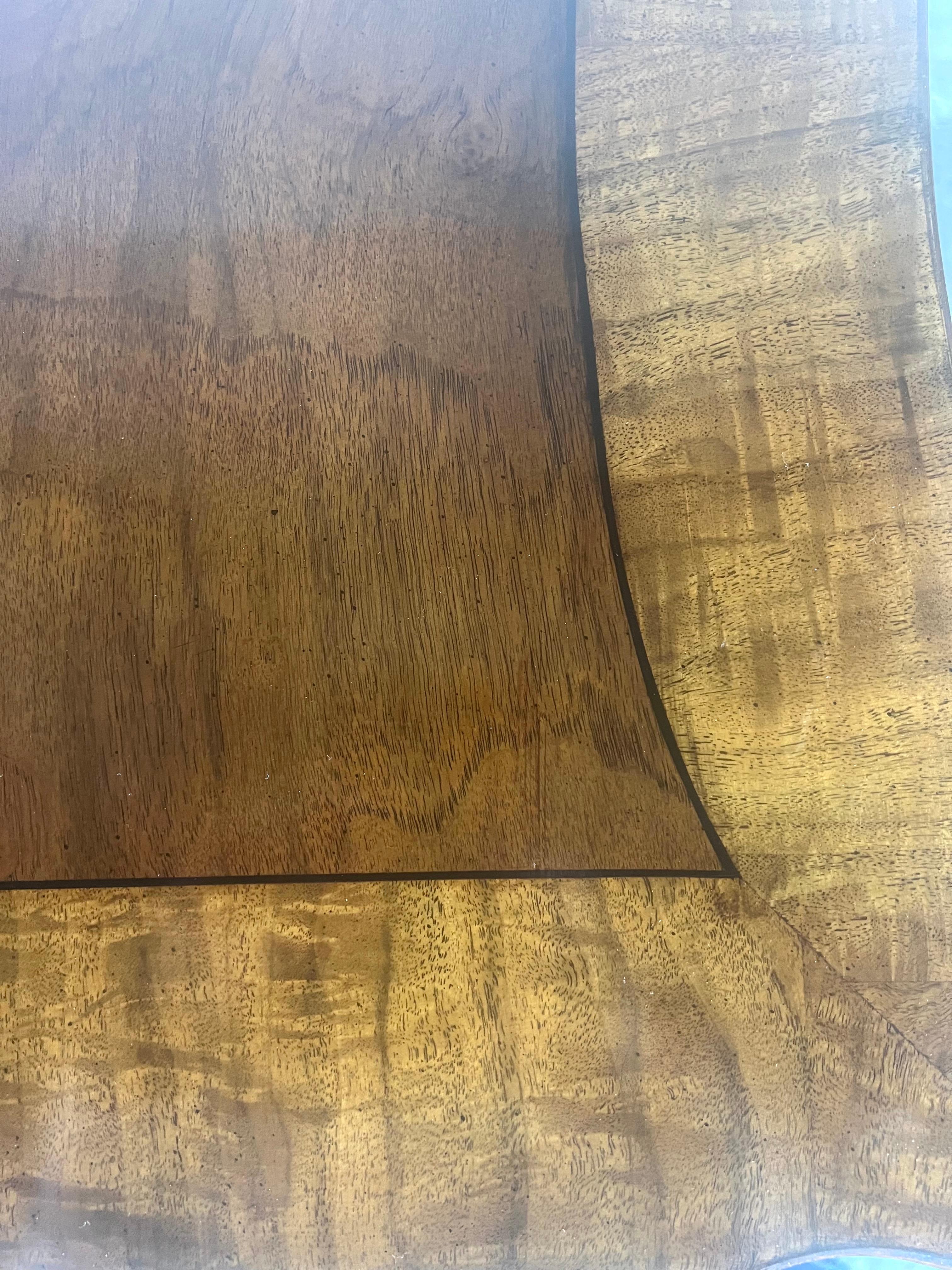 Table de salle à manger provinciale française peinte avec plateau incrusté, vers 1930 en vente 2
