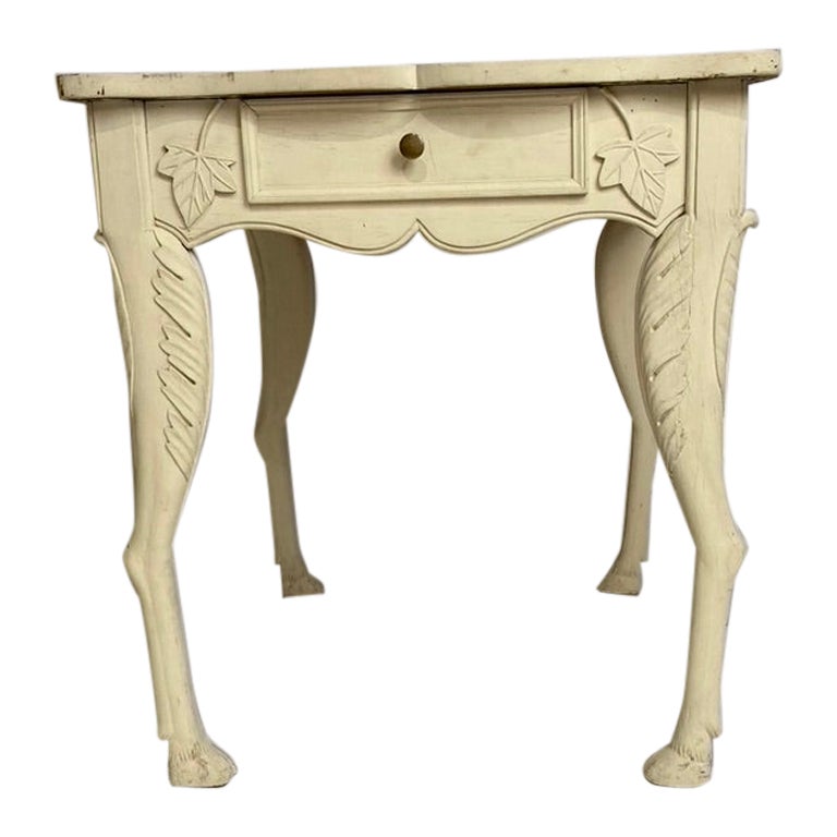 Mesa auxiliar provincial francesa pintada con pies de pezuña en venta