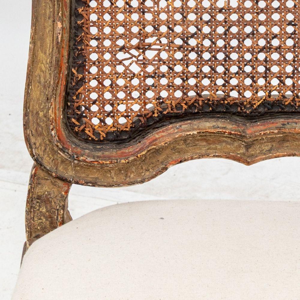 Französisch Provincial gemalt Wood Side Chairs, Paar (Geschnitzt) im Angebot