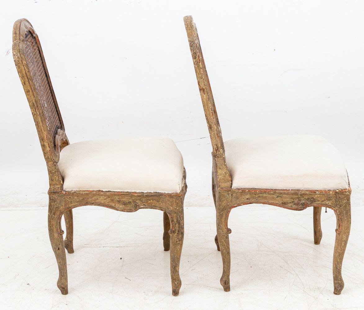 Französisch Provincial gemalt Wood Side Chairs, Paar im Zustand „Gut“ im Angebot in Astoria, NY