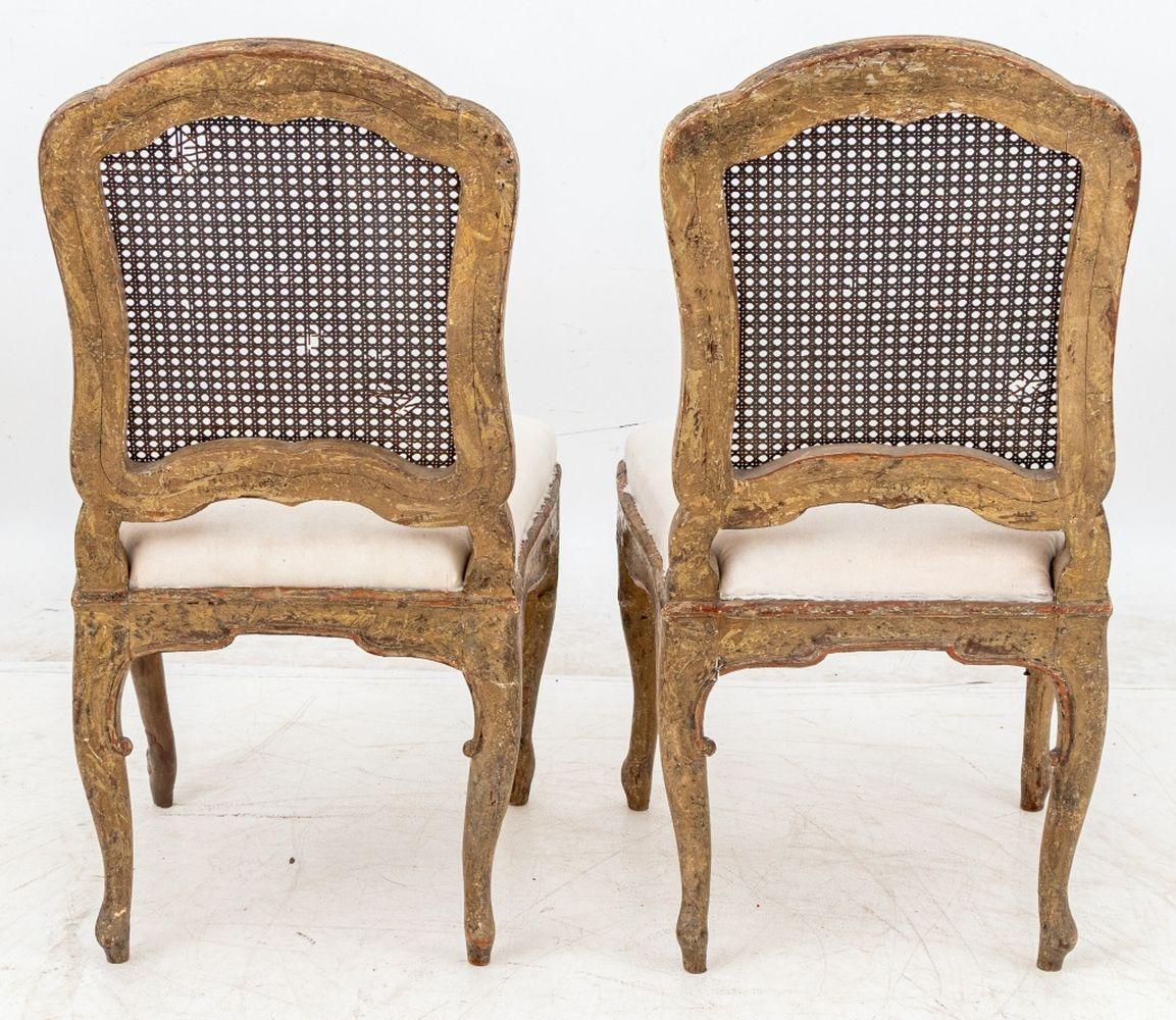 Französisch Provincial gemalt Wood Side Chairs, Paar (18. Jahrhundert und früher) im Angebot