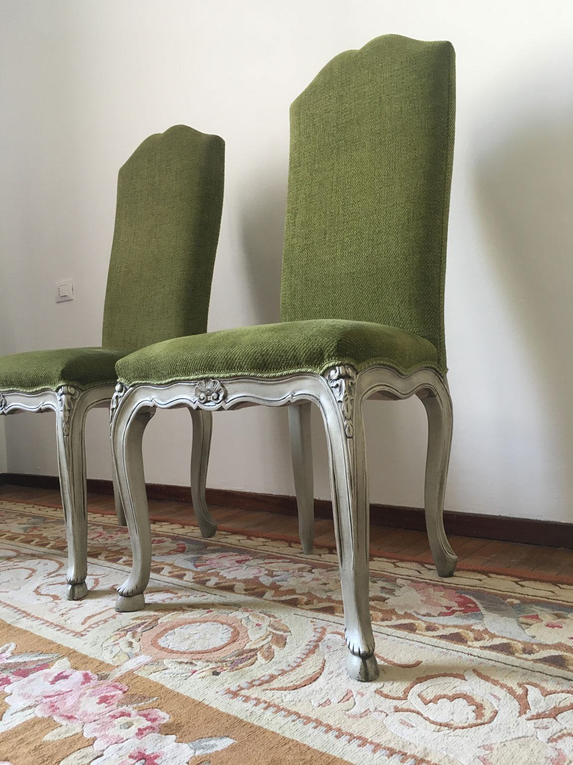 Coppia di sedie da pranzo imbottite con tessuto verde in stile Hollywood Regency in vendita 4