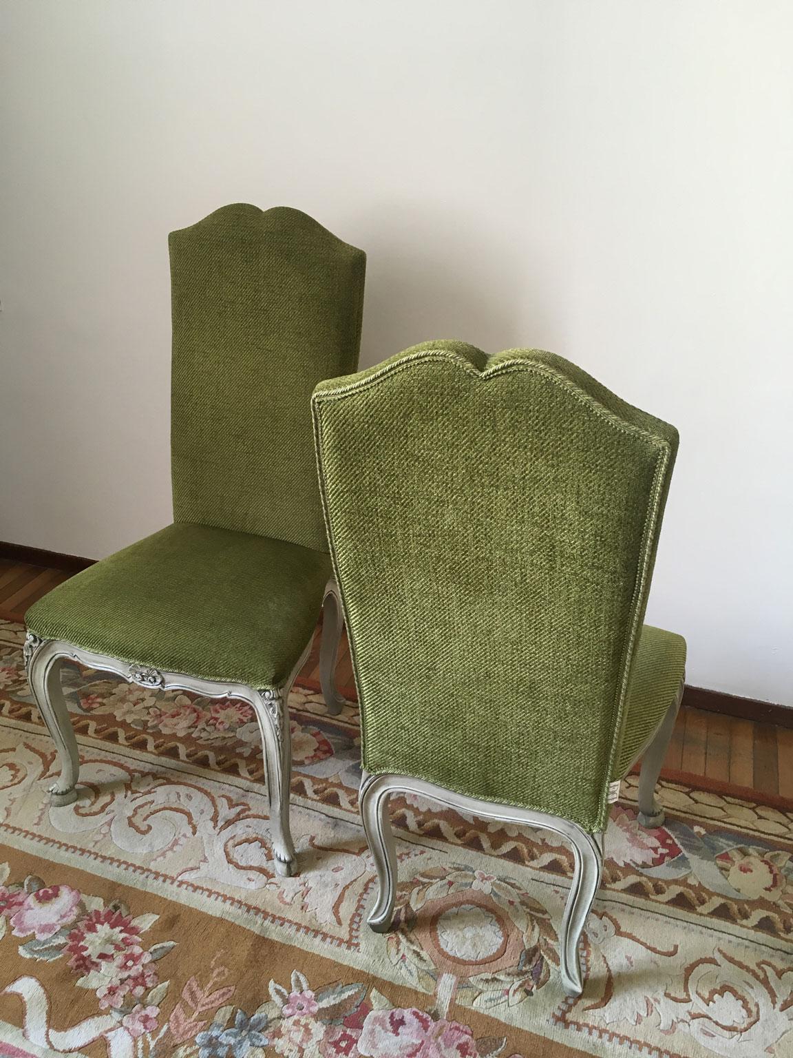 Coppia di sedie da pranzo imbottite con tessuto verde in stile Hollywood Regency in vendita 6