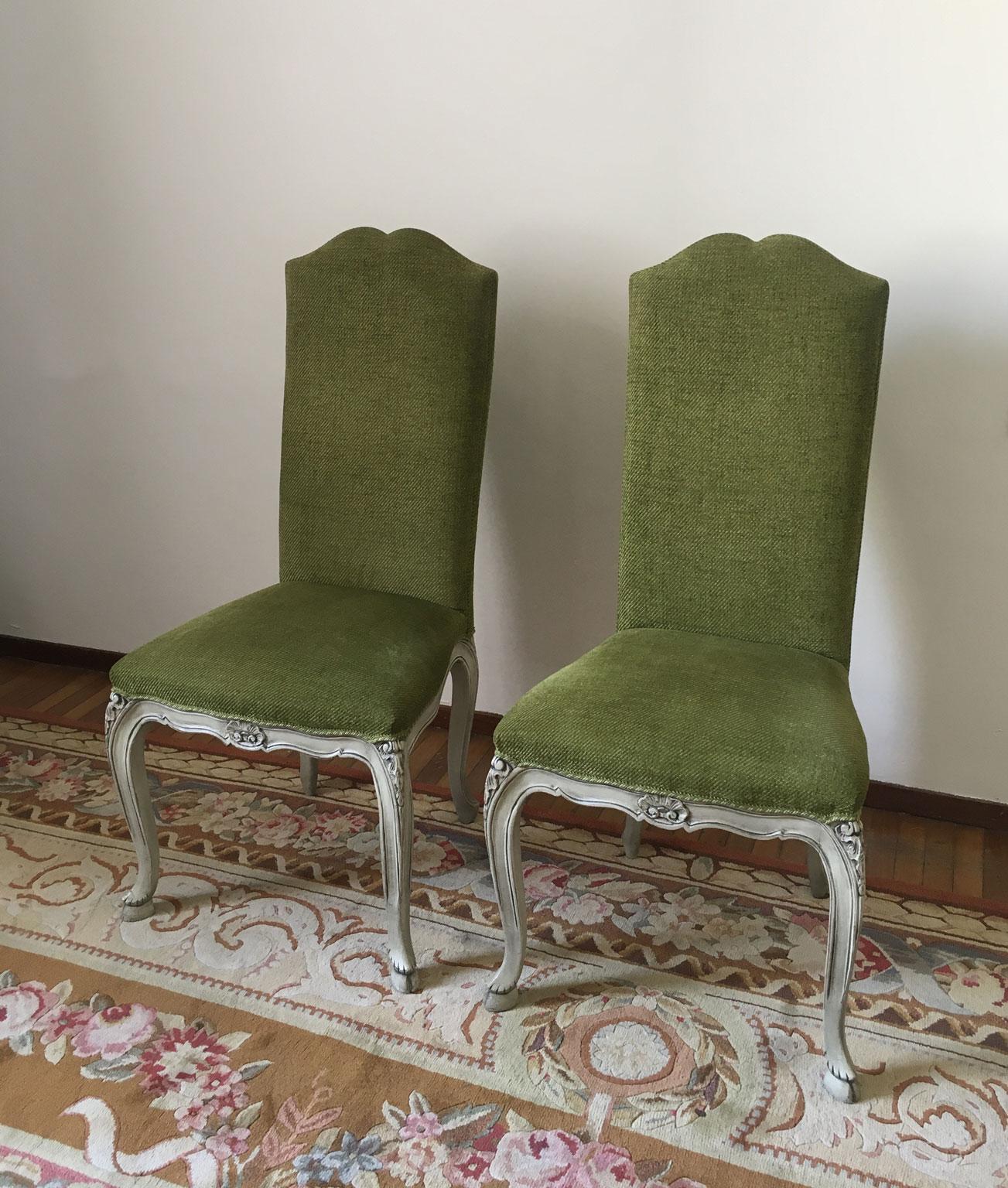 Francese Coppia di sedie da pranzo imbottite con tessuto verde in stile Hollywood Regency in vendita