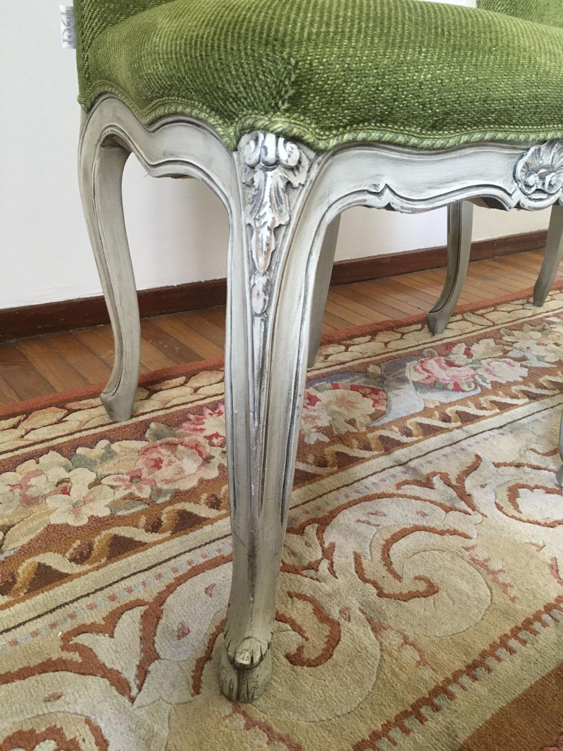 XXI secolo e contemporaneo Coppia di sedie da pranzo imbottite con tessuto verde in stile Hollywood Regency in vendita