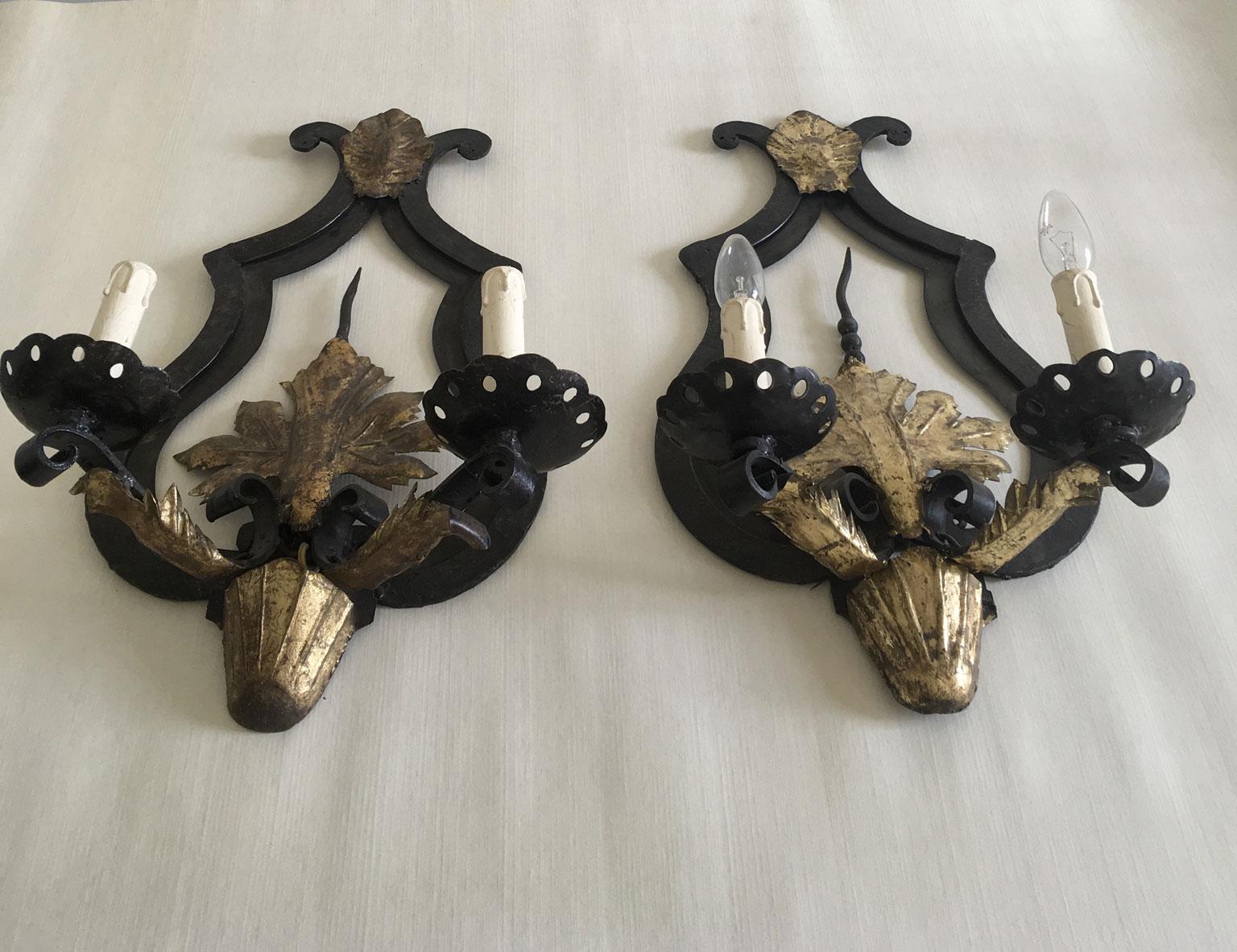Pareja de apliques provinciales franceses de hierro forjado en venta 6