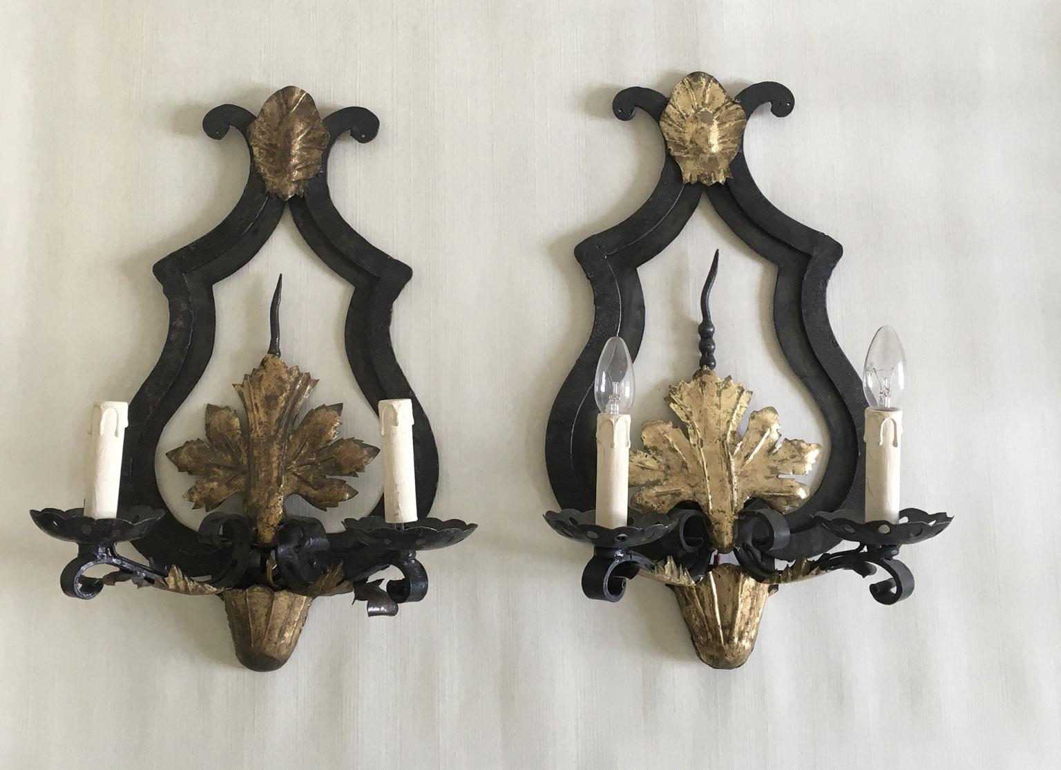 Pareja de apliques provinciales franceses de hierro forjado en venta 9