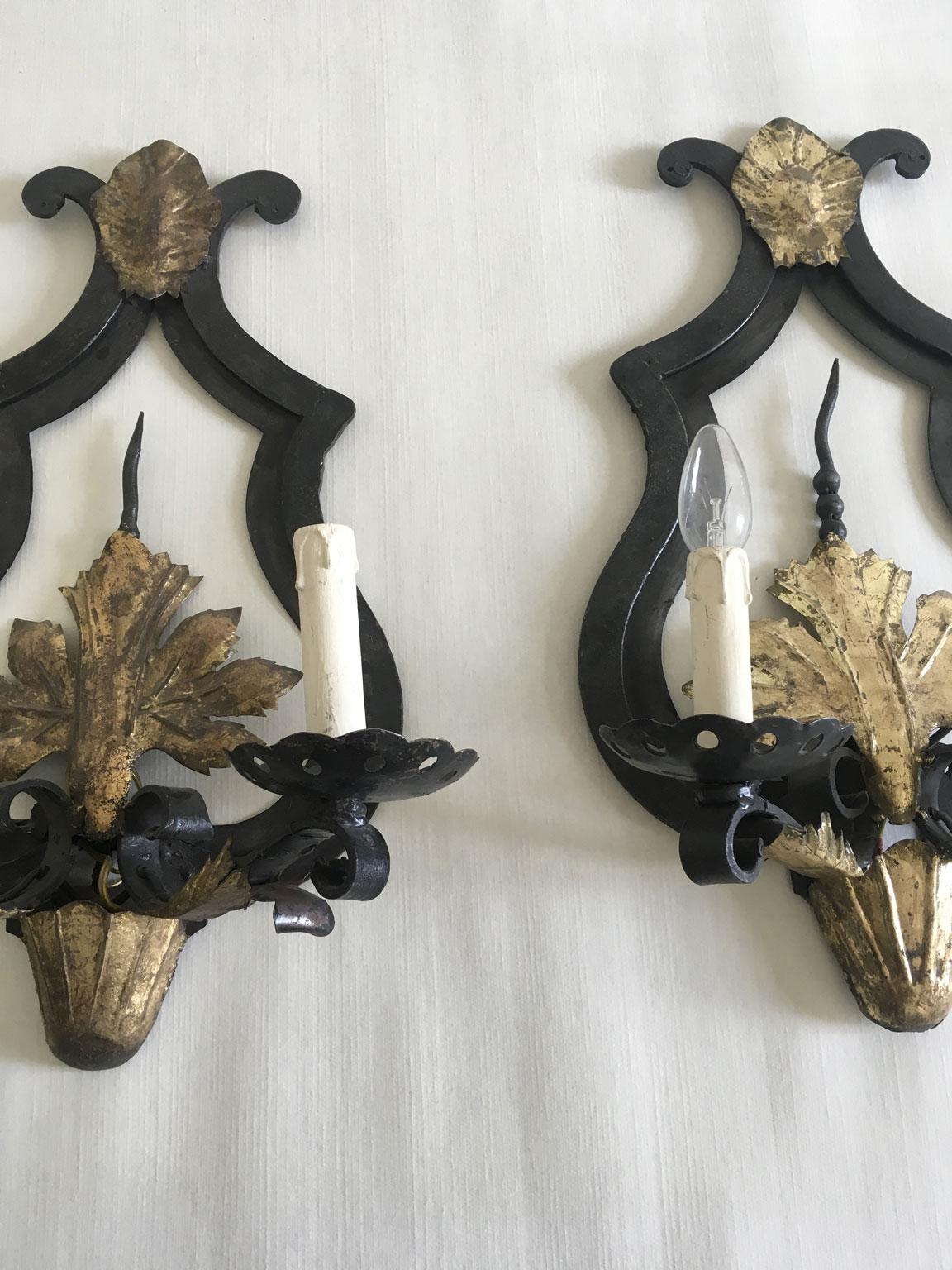 Pareja de apliques provinciales franceses de hierro forjado en venta 1