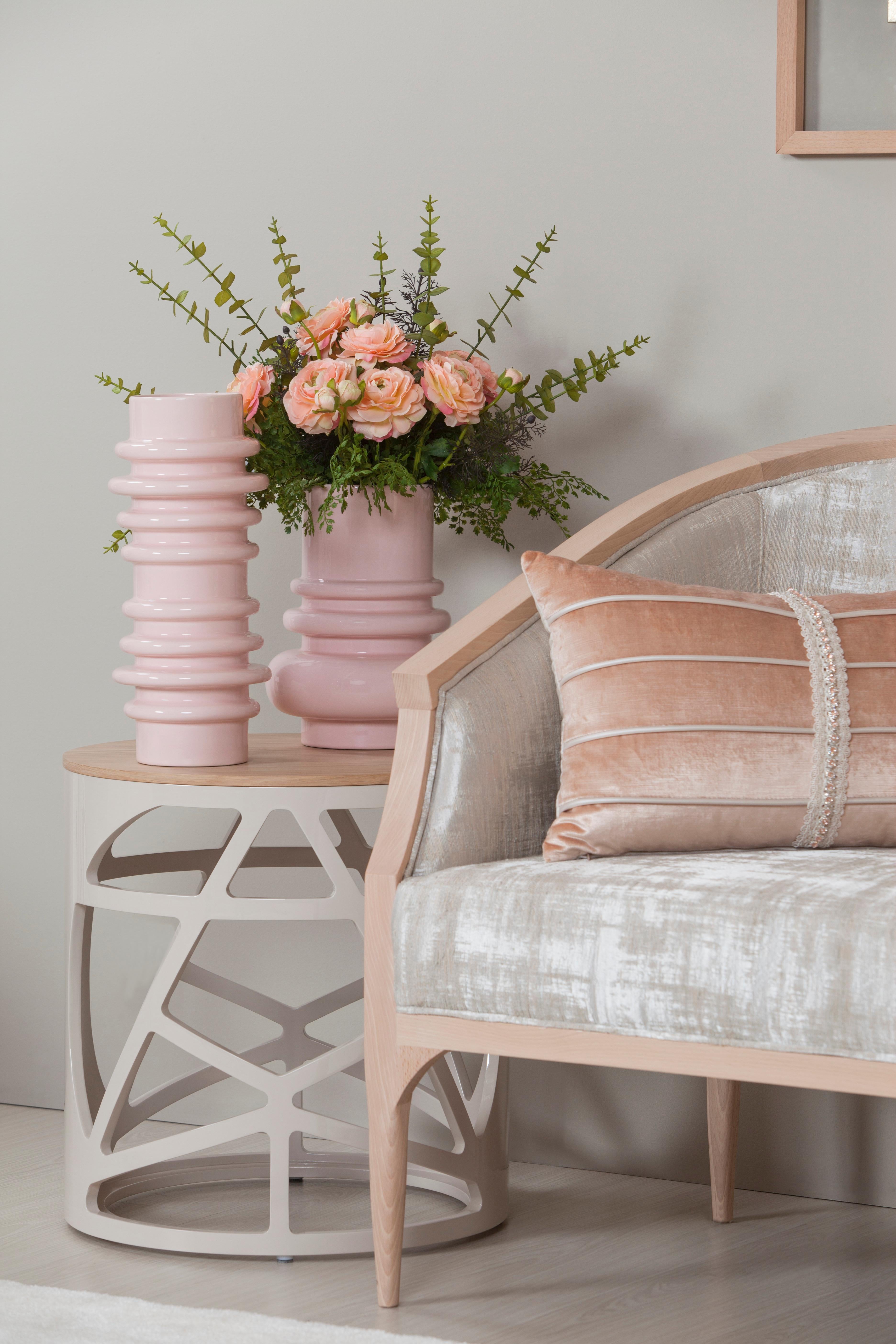 Loveseat French Provincial Paris, Colección Moderna, Hecho a mano en Portugal - Europa by Greenapple.

El loveseat París añade un toque sofisticado y elegante a cualquier salón. Tapizada en tela de lino blanco con ribetes de terciopelo jacquard