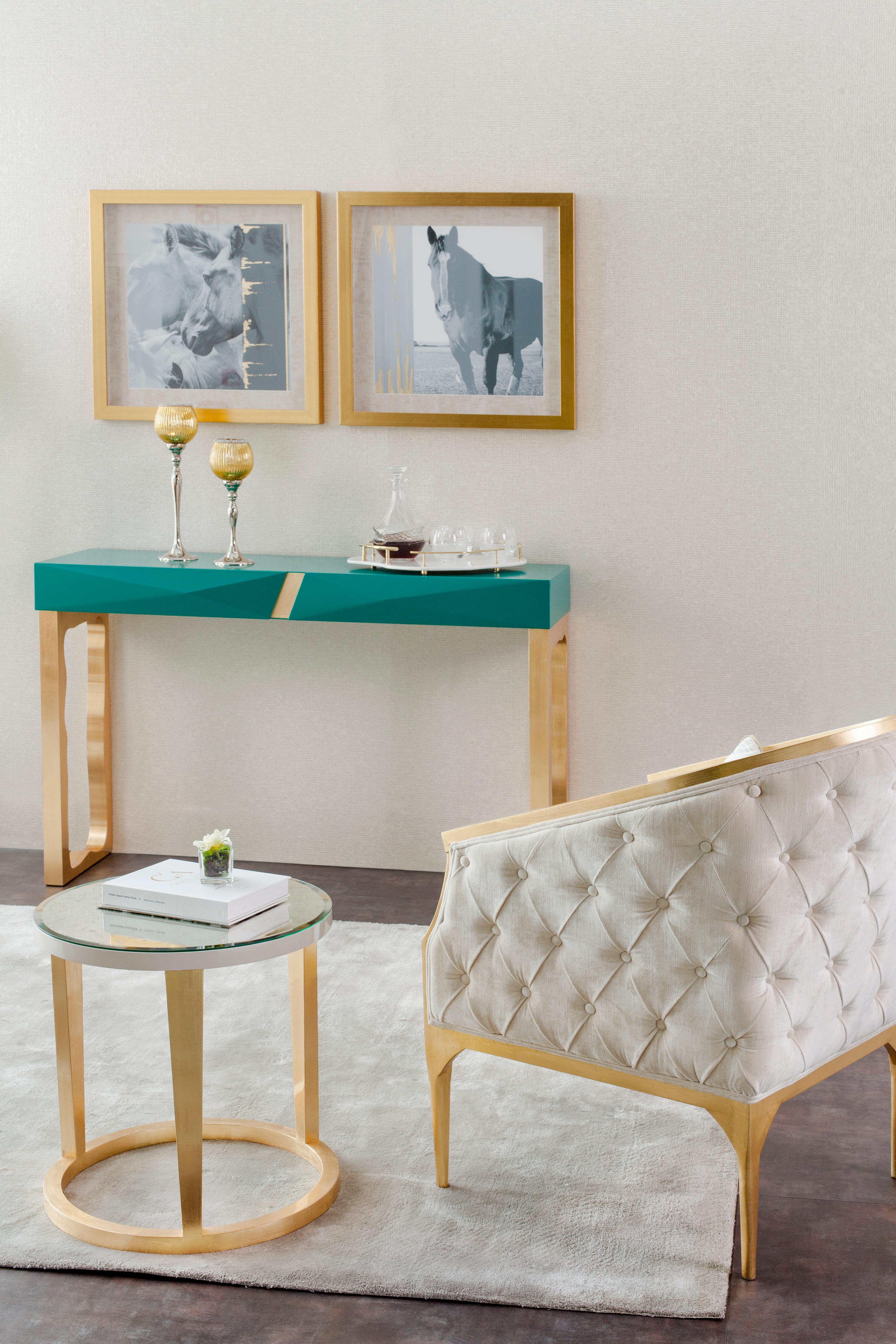 Juego de 2 sillones French Provincial Paris, Colección Modern, Hecho a mano en Portugal - Europa by Greenapple.

El sillón París aporta un toque sofisticado y elegante a cualquier salón. Tapizada en terciopelo beige, rezuma lujo y perfección. Las