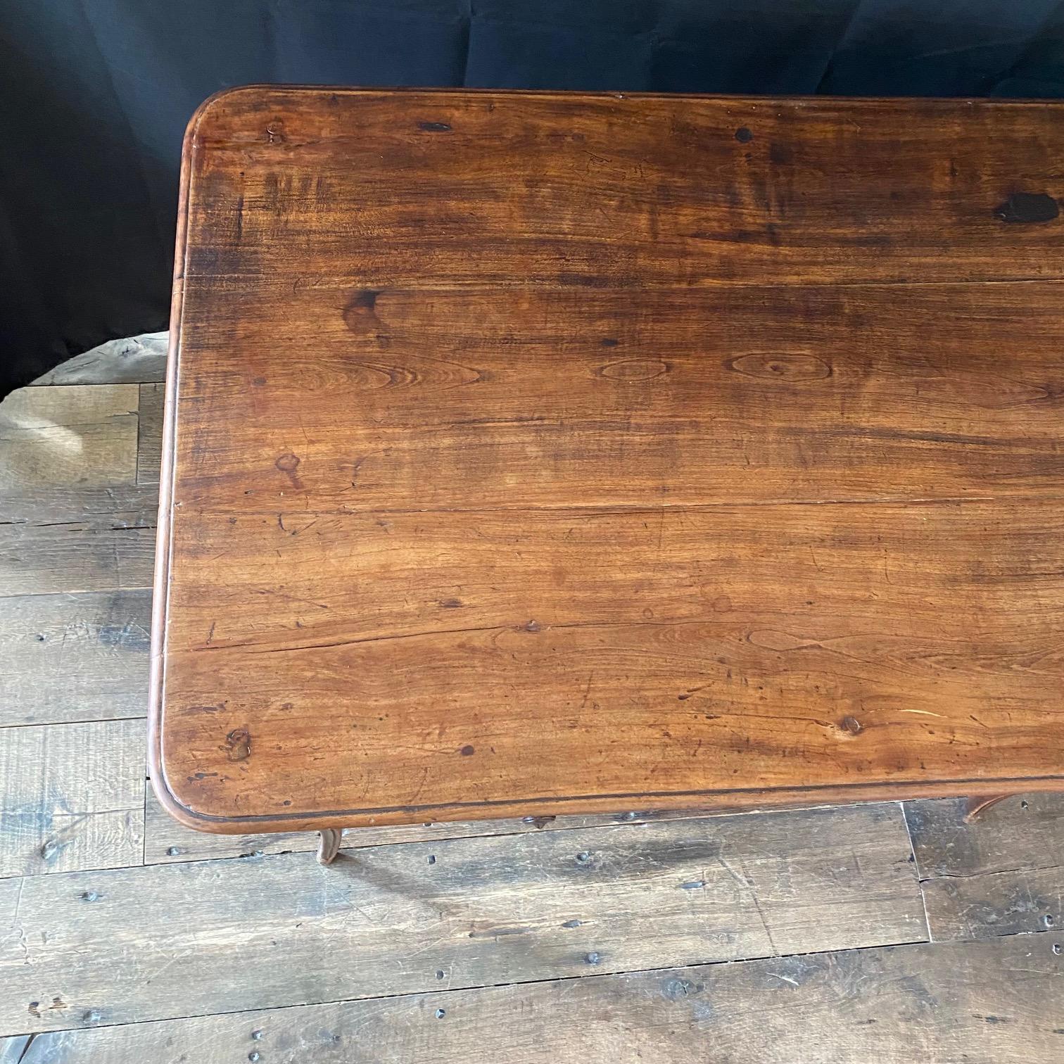 Petite table de bureau ou d'appoint provinciale française avec tablier festonné à 4 côtés en vente 4