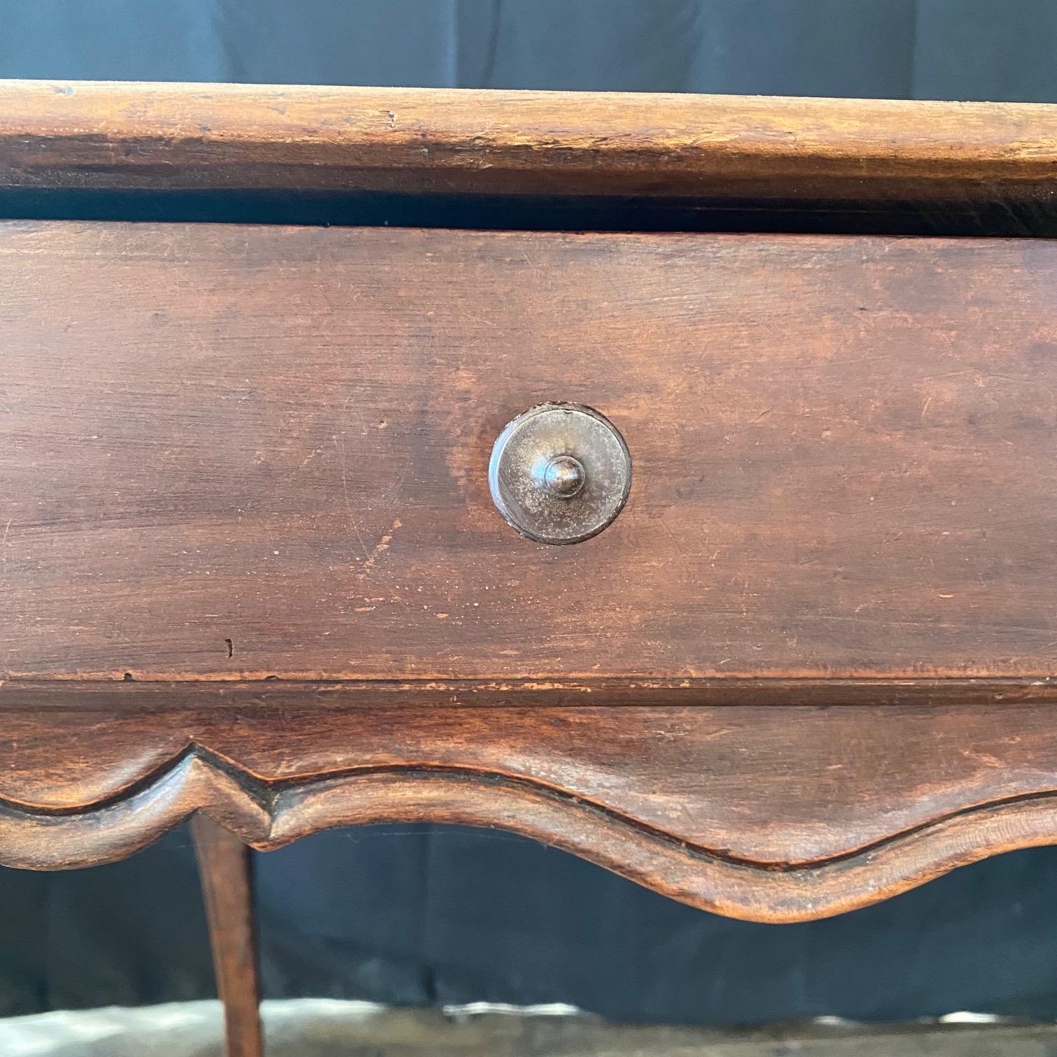 Petite table de bureau ou d'appoint provinciale française avec tablier festonné à 4 côtés en vente 7