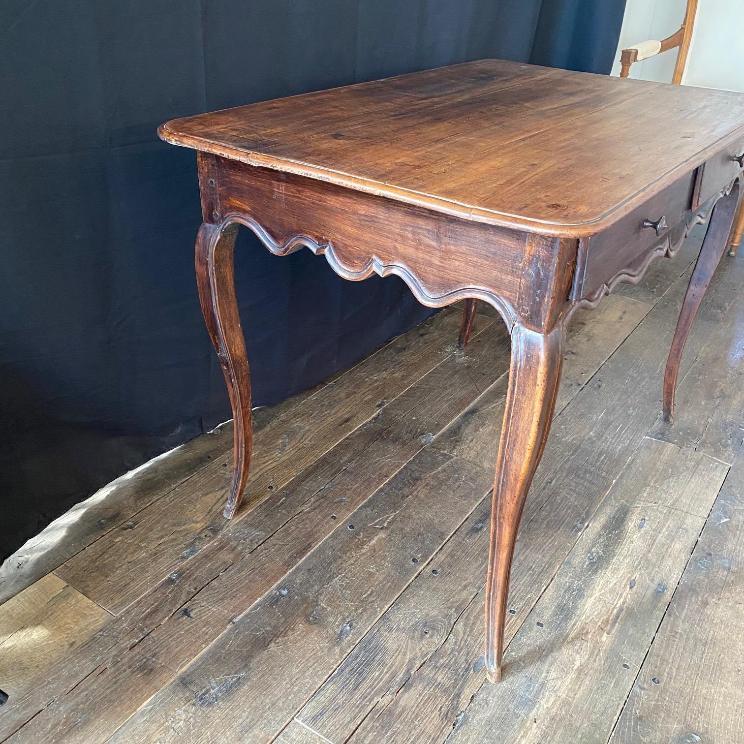 Petite table de bureau ou d'appoint provinciale française avec tablier festonné à 4 côtés en vente 10