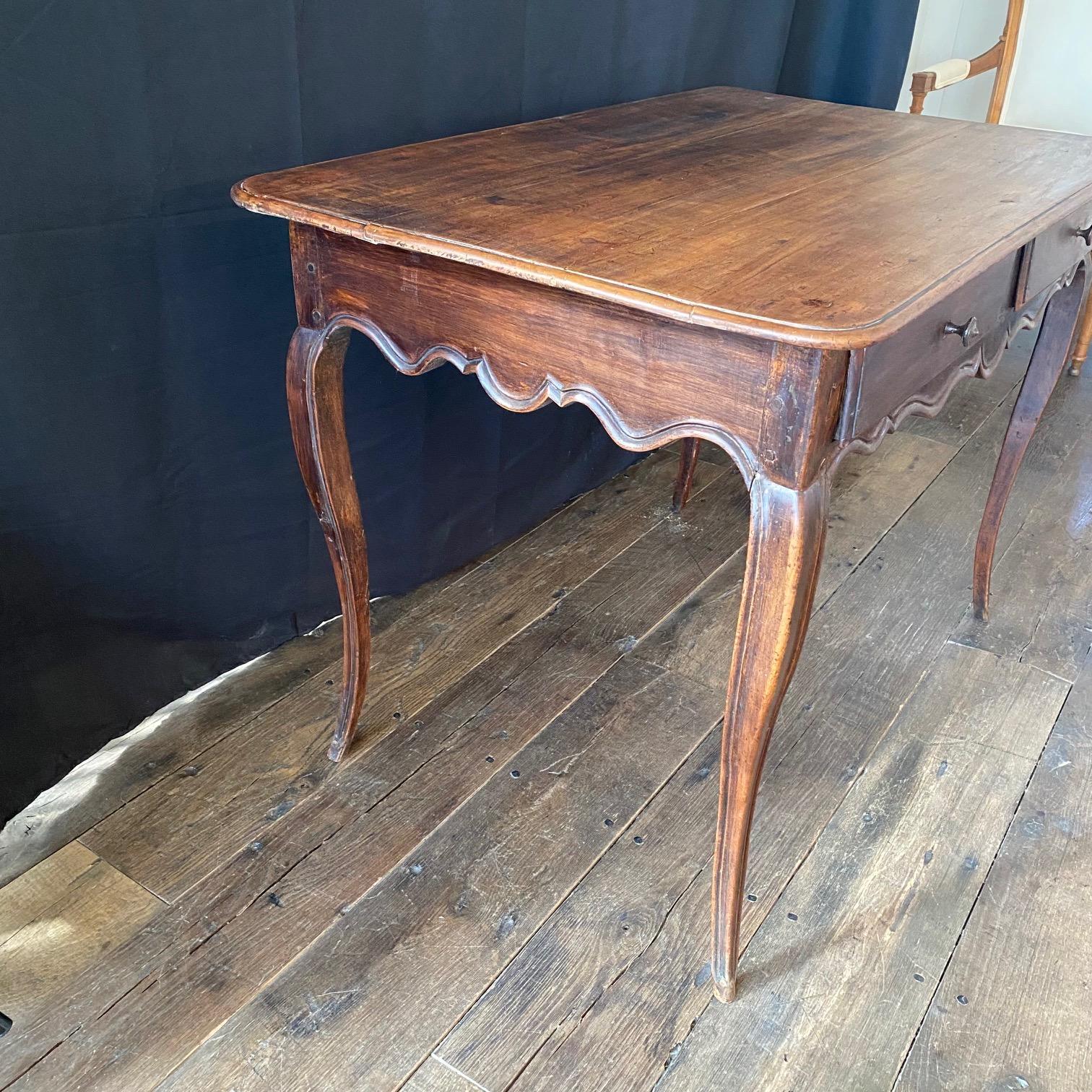 French Provincial Petite Desk or Side Table with 4 Sided Scalloped Apron  For Sale 12