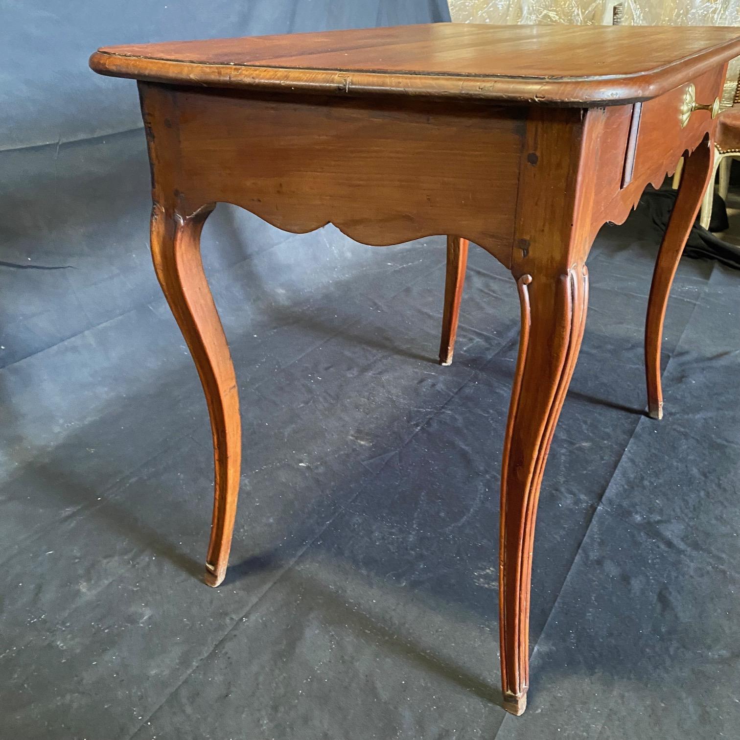 French Provincial Petite Desk or Side Table with 4 Sided Scalloped Apron  For Sale 13
