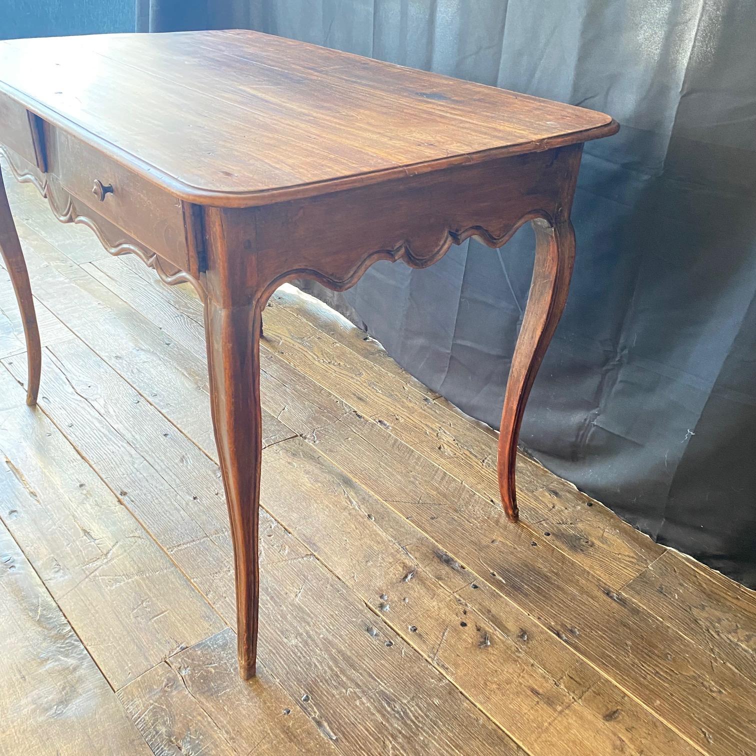 French Provincial Petite Desk or Side Table with 4 Sided Scalloped Apron  In Good Condition For Sale In Hopewell, NJ