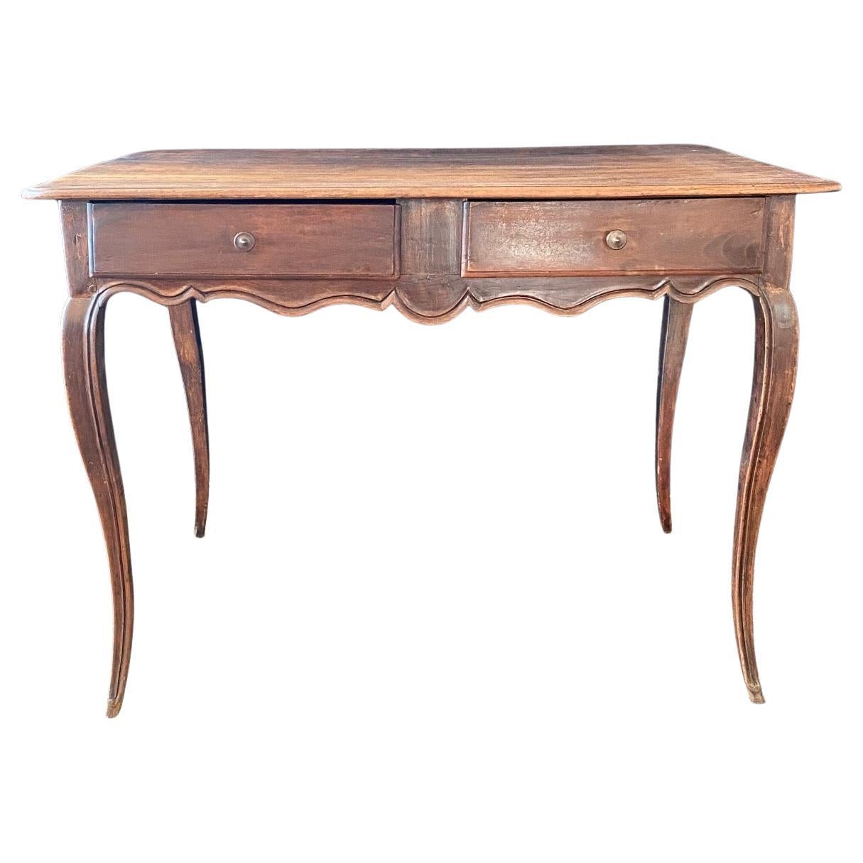 Petite table de bureau ou d'appoint provinciale française avec tablier festonné à 4 côtés