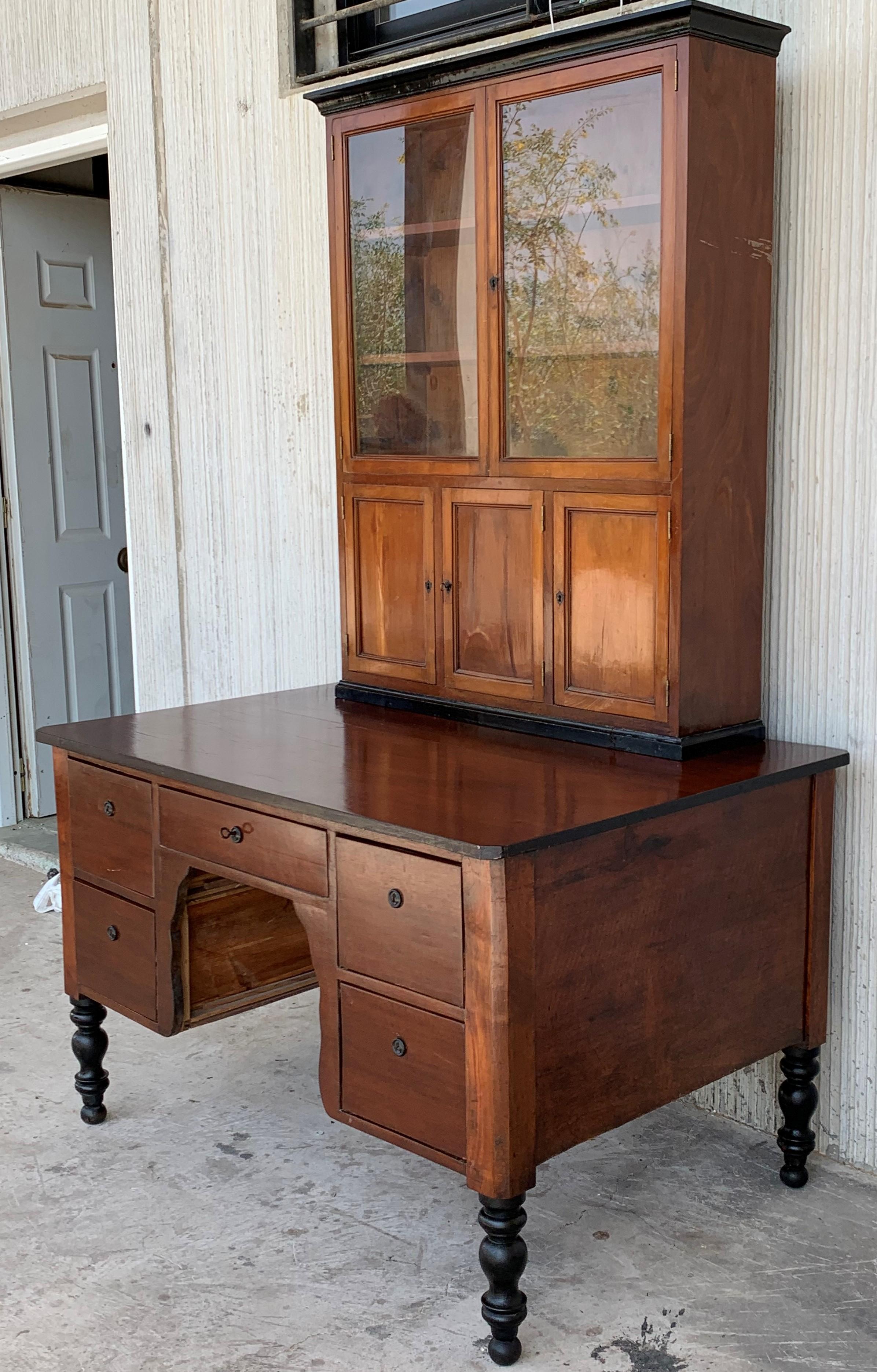 French Provincial Plantation Style Walnut Secretary Desk and Bookcase, 19th C. In Good Condition In Miami, FL