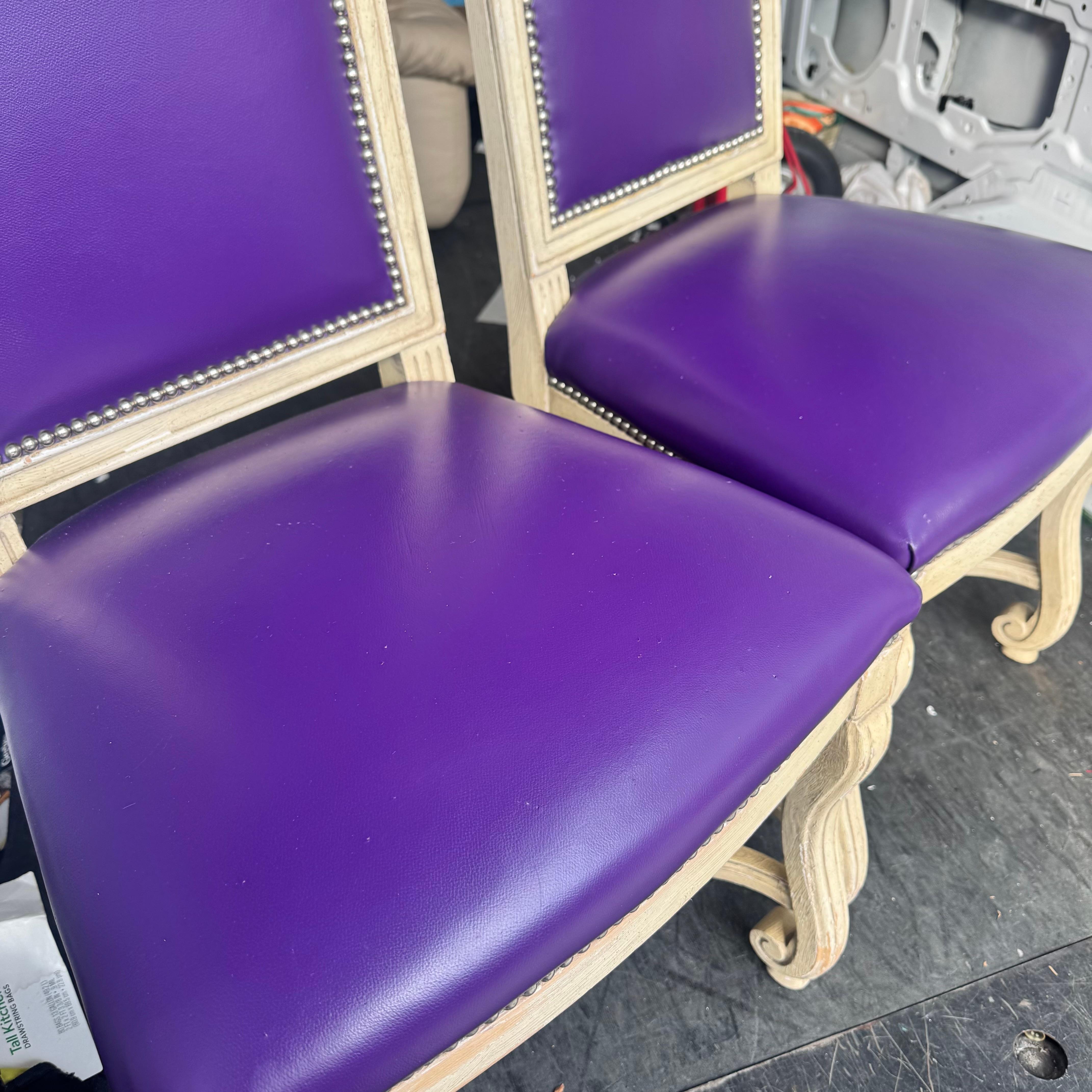 Chaises de salle à manger provinciales françaises en vinyle violet et dossier plaqué - Lot de 4 en vente 5