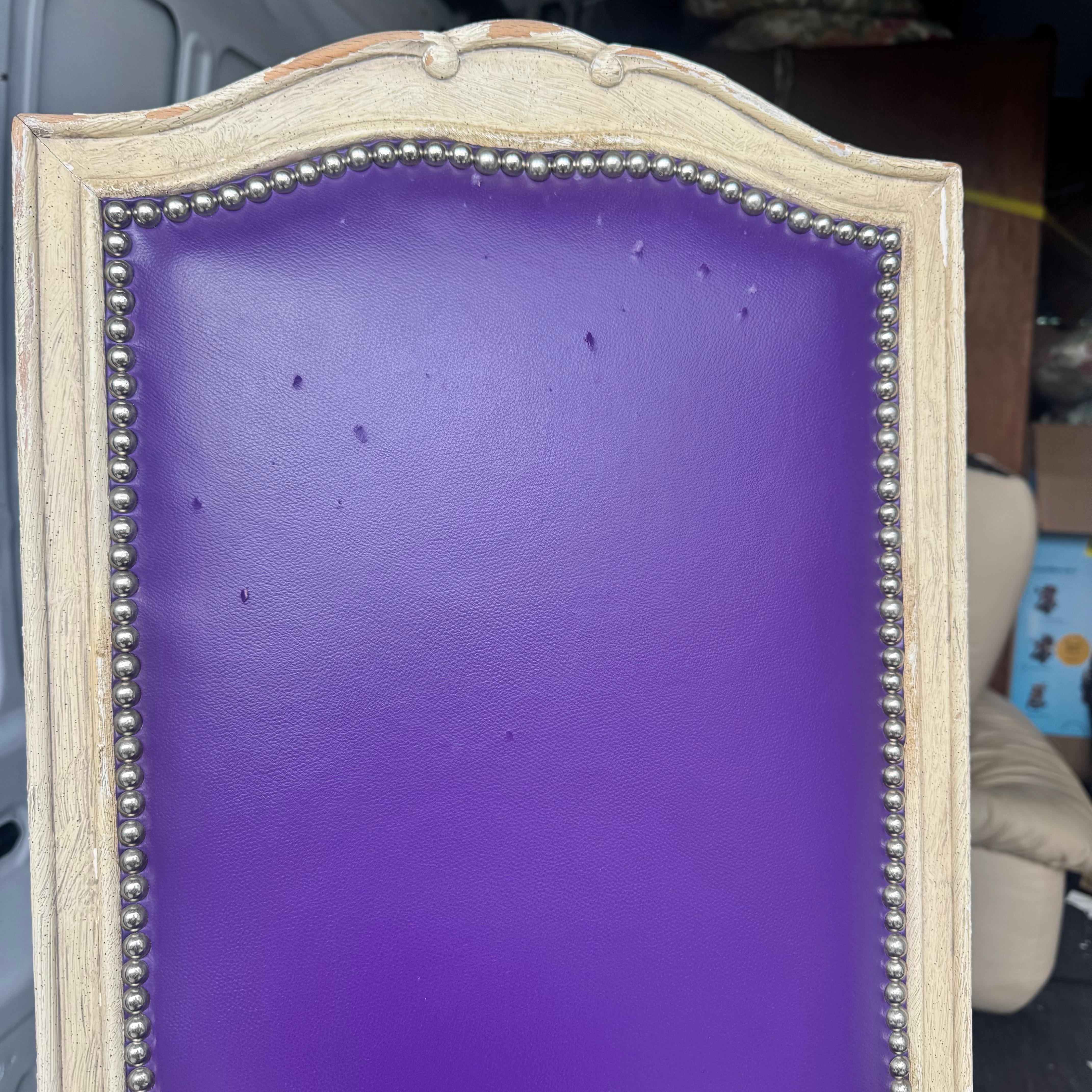 Chaises de salle à manger provinciales françaises en vinyle violet et dossier plaqué - Lot de 4 en vente 6