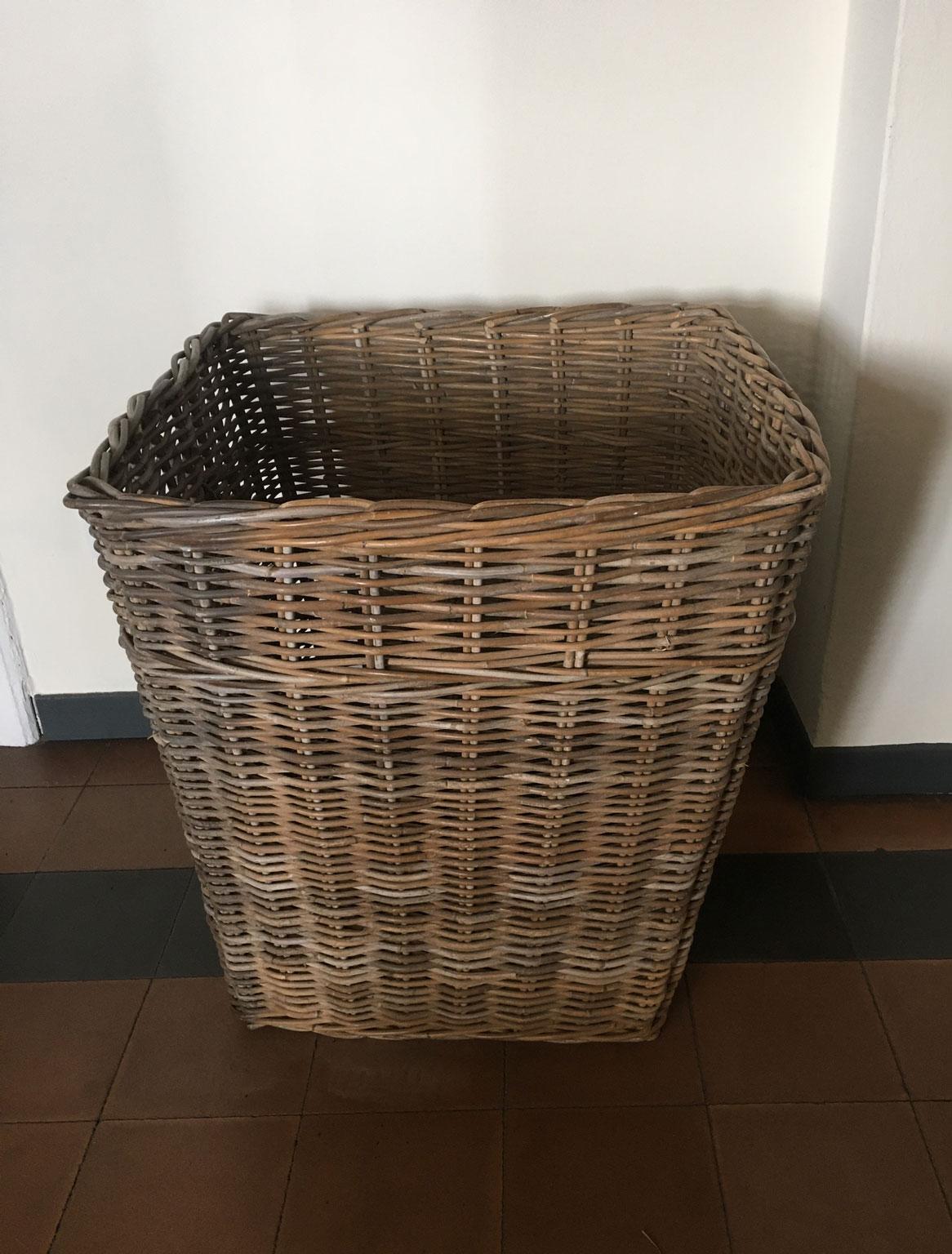 Natural materials and Minimalist style, are the features of this square rattan basket,
useful for planter or fire wood.
Perfect in every kitchen or dining room

We suggest indoor use.