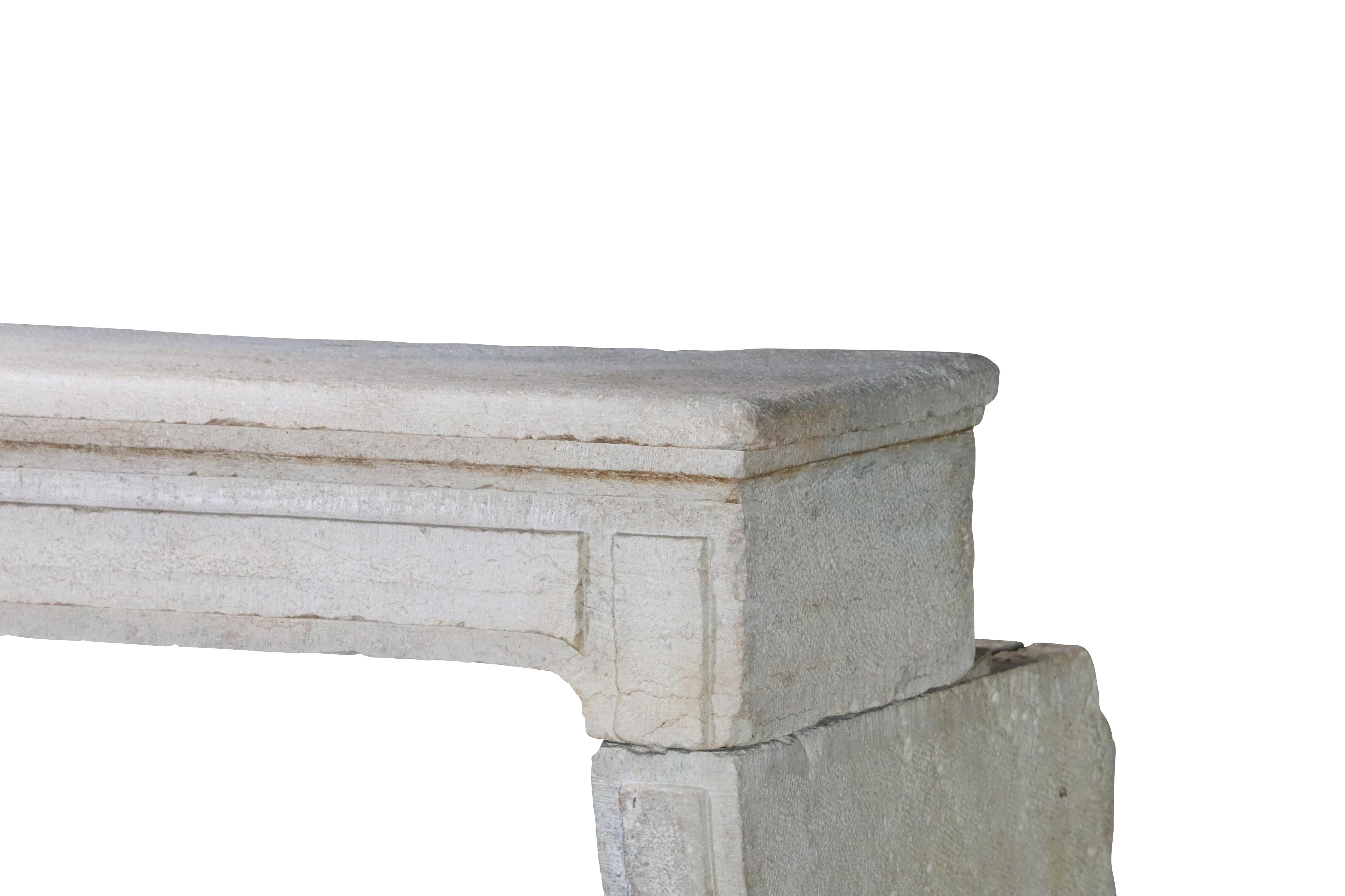 Cornice per caminetto provinciale francese di recupero in pietra calcarea dura in vendita 2