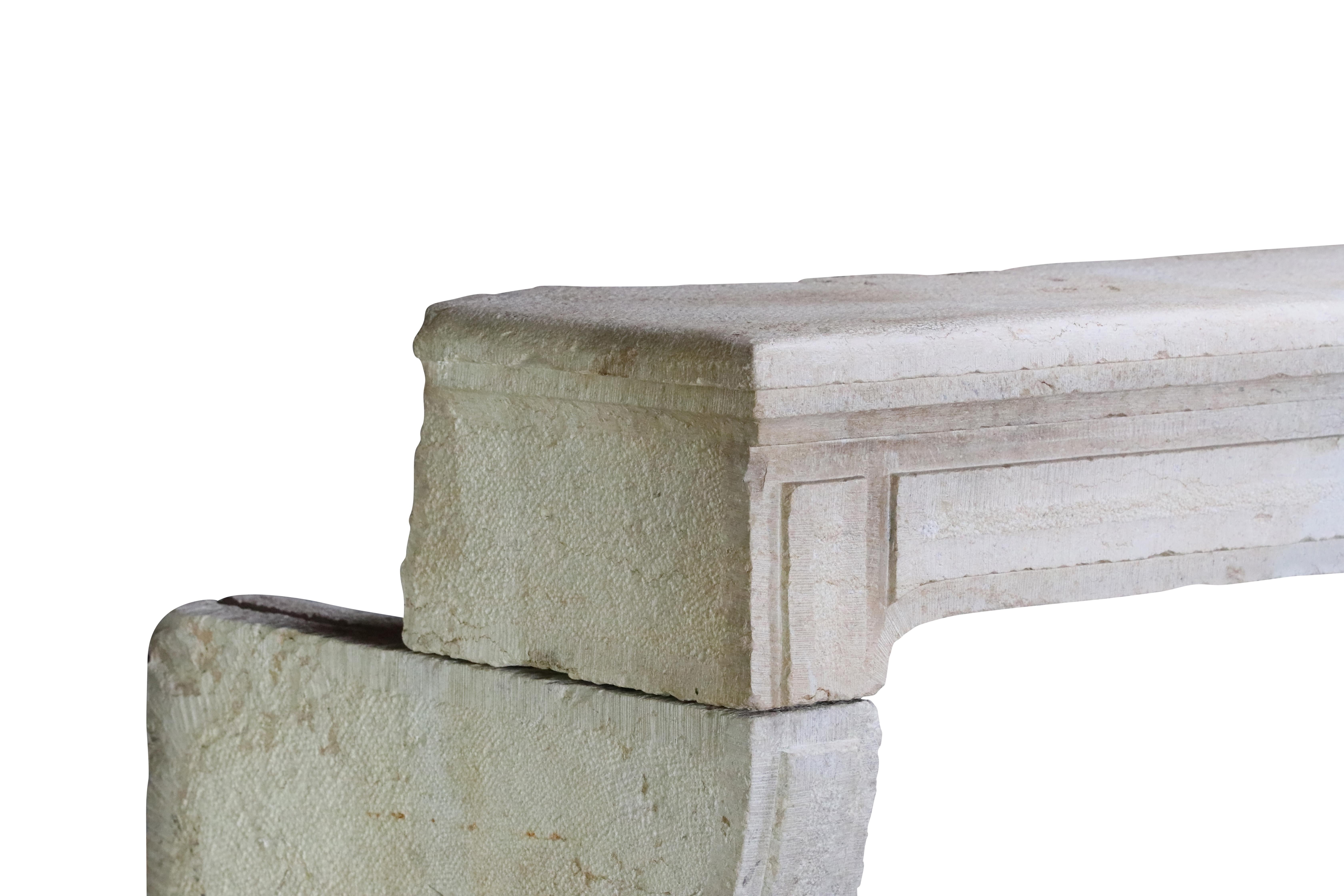 Cornice per caminetto provinciale francese di recupero in pietra calcarea dura in vendita 4