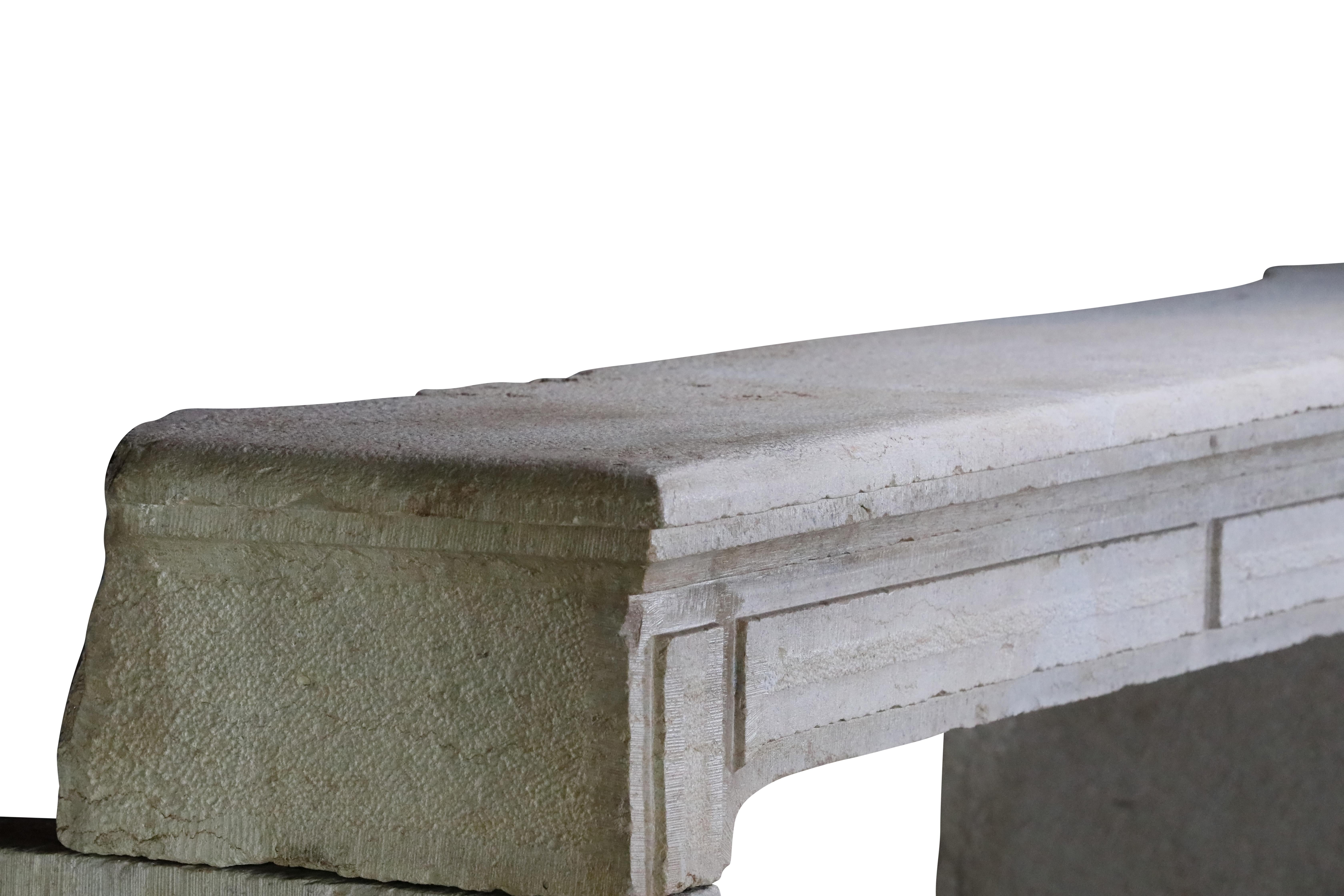 Cornice per caminetto provinciale francese di recupero in pietra calcarea dura in vendita 5