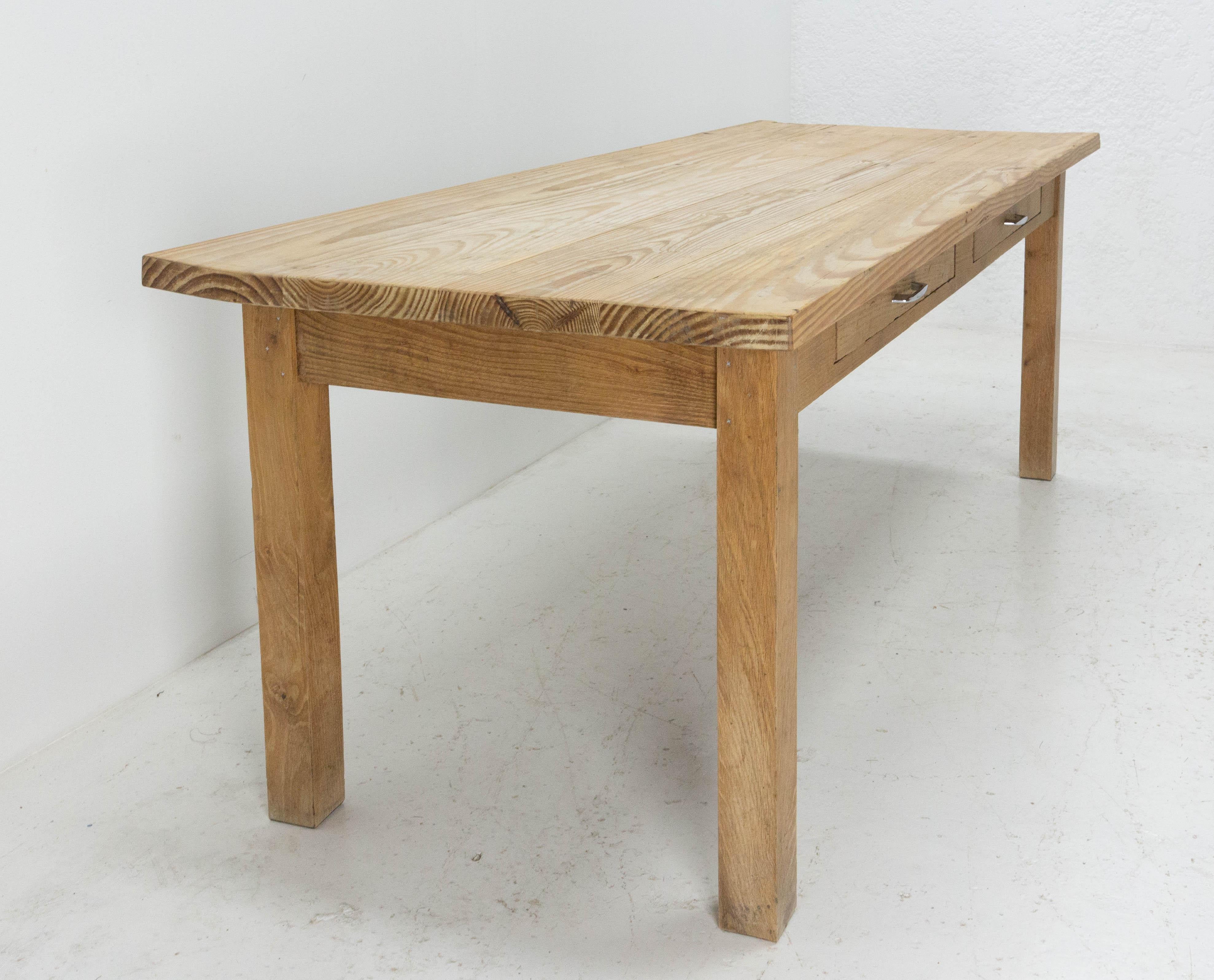 French Provincial Refectory Table Oak and Pine Server Dining Table, circa 1960 In Good Condition In Labrit, Landes