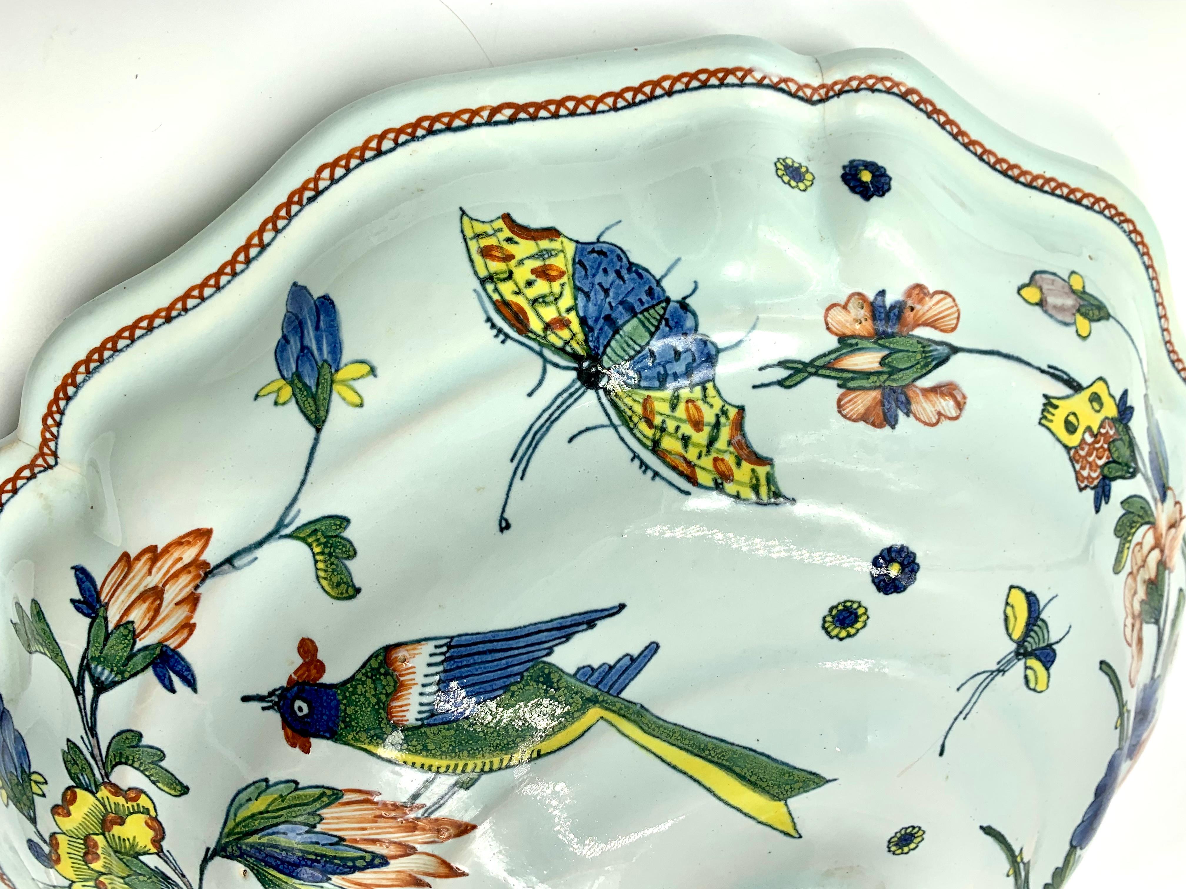 Decoración de pared en loza de Rouen francesa provincial Cornucopia floral Pájaro Mariposa Francés en venta