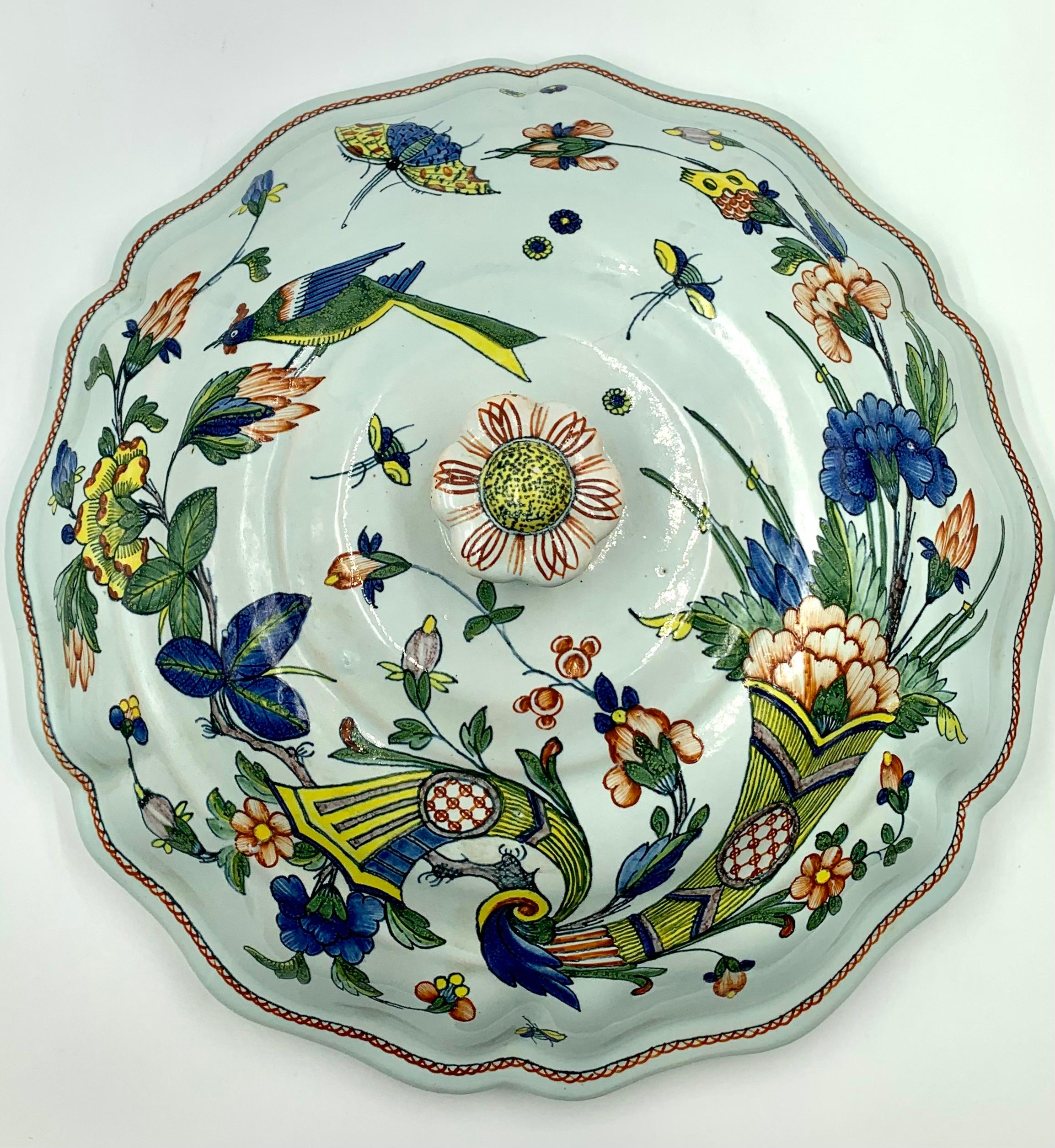 Decoración de pared en loza de Rouen francesa provincial Cornucopia floral Pájaro Mariposa Cerámico en venta