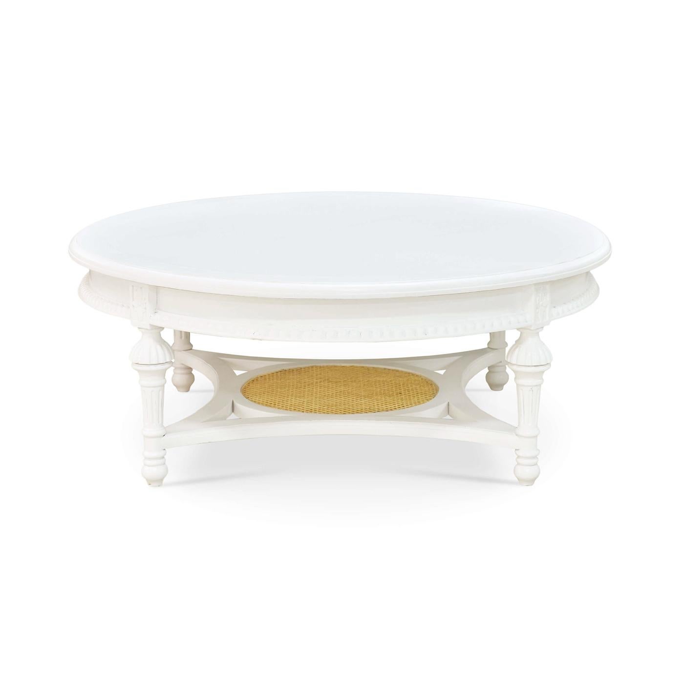 Cette pièce exquise associe un design provincial français intemporel du XVIIIe siècle à une fonctionnalité moderne. La finition peinte Architectural White légèrement vieillie et les détails complexes en font une pièce maîtresse remarquable qui