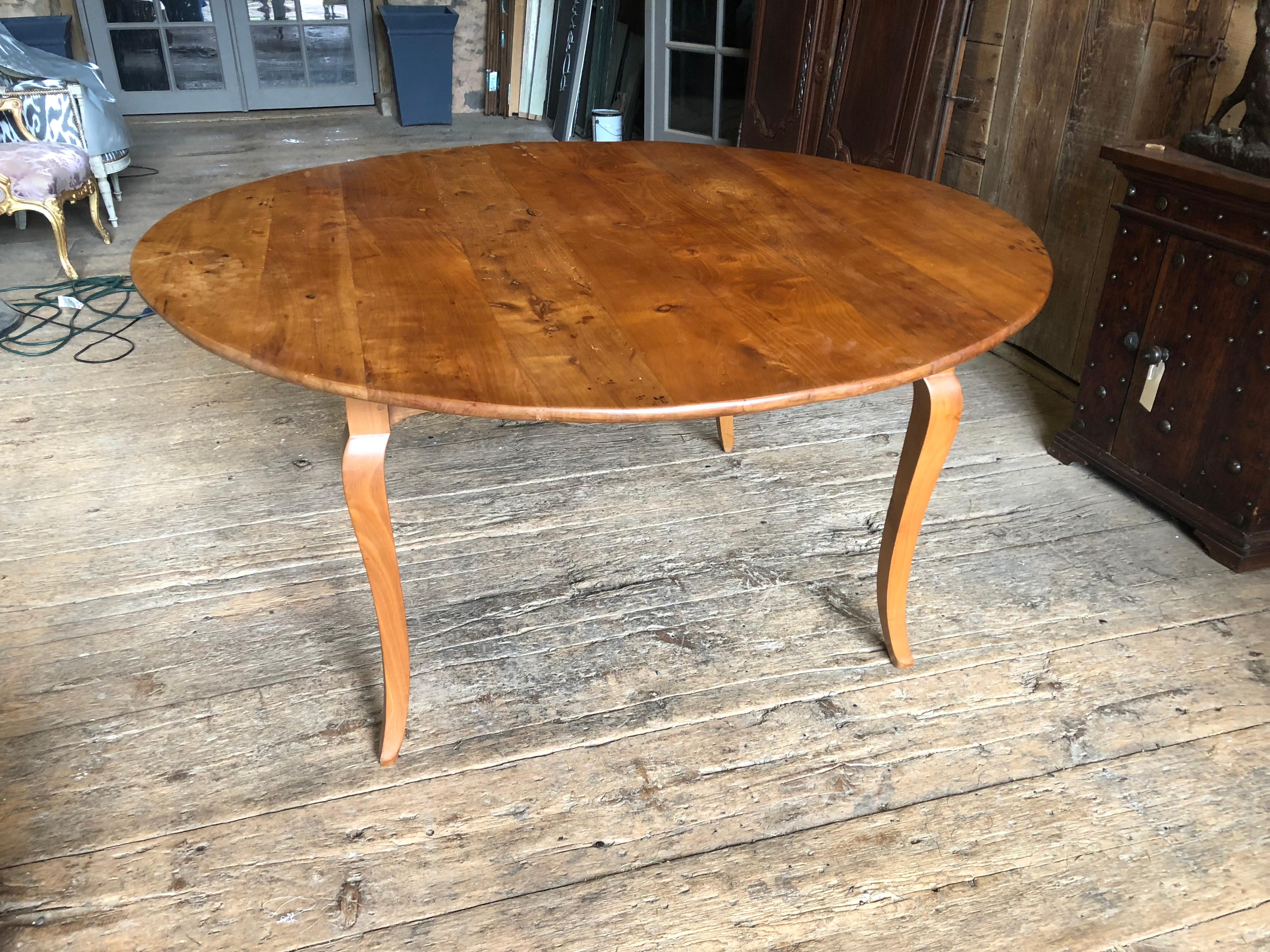 French Provincial Round Farm Table in Cherry In Good Condition In Doylestown, PA