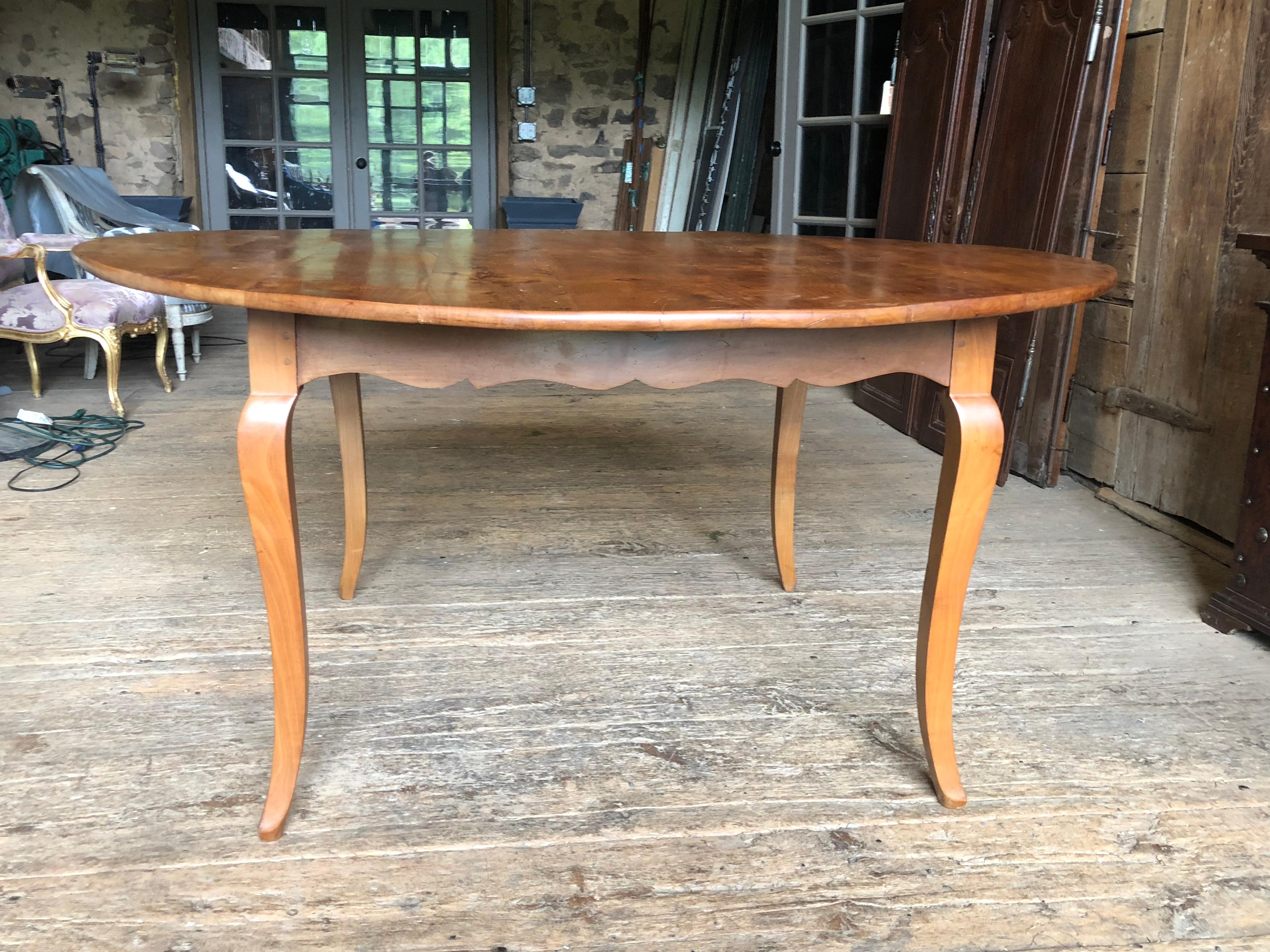 French Provincial Round Farm Table in Cherry 1