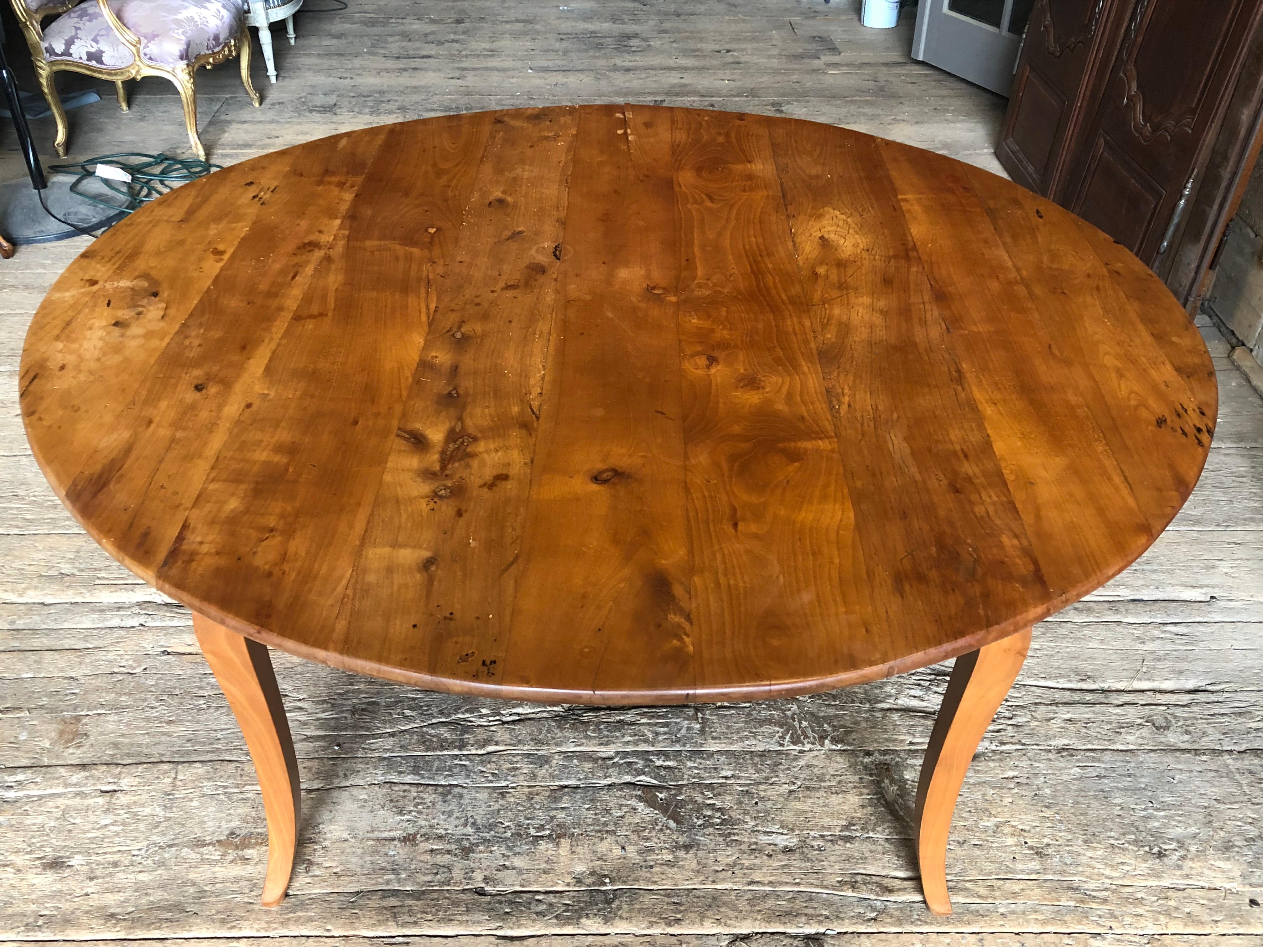 French Provincial Round Farm Table in Cherry 5