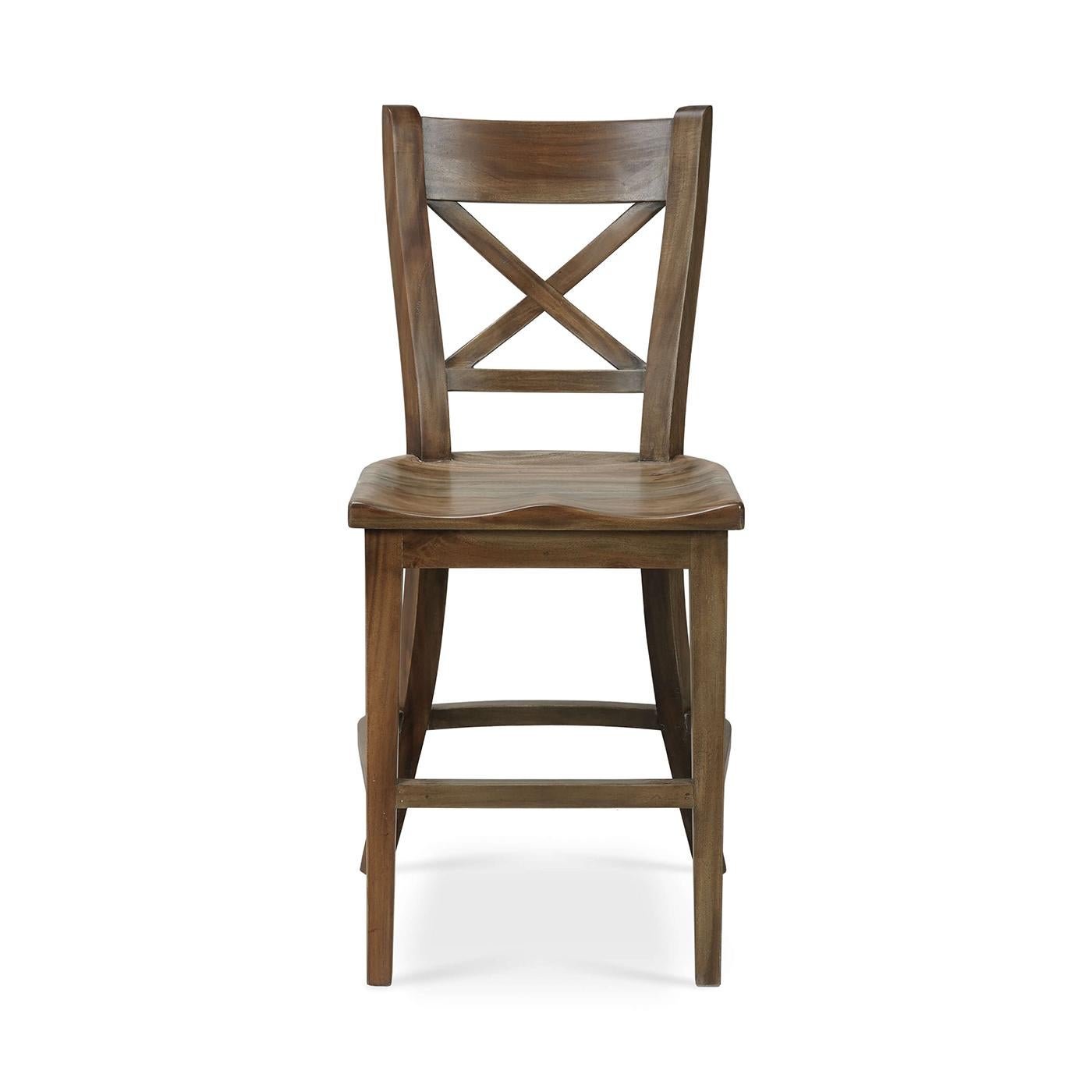 Questo sgabello da banco presenta una solida struttura in legno con una calda finitura paglierino, che garantisce una lunga durata e un fascino senza tempo. Lo schienale presenta un elegante design a croce che aggiunge un tocco di classica