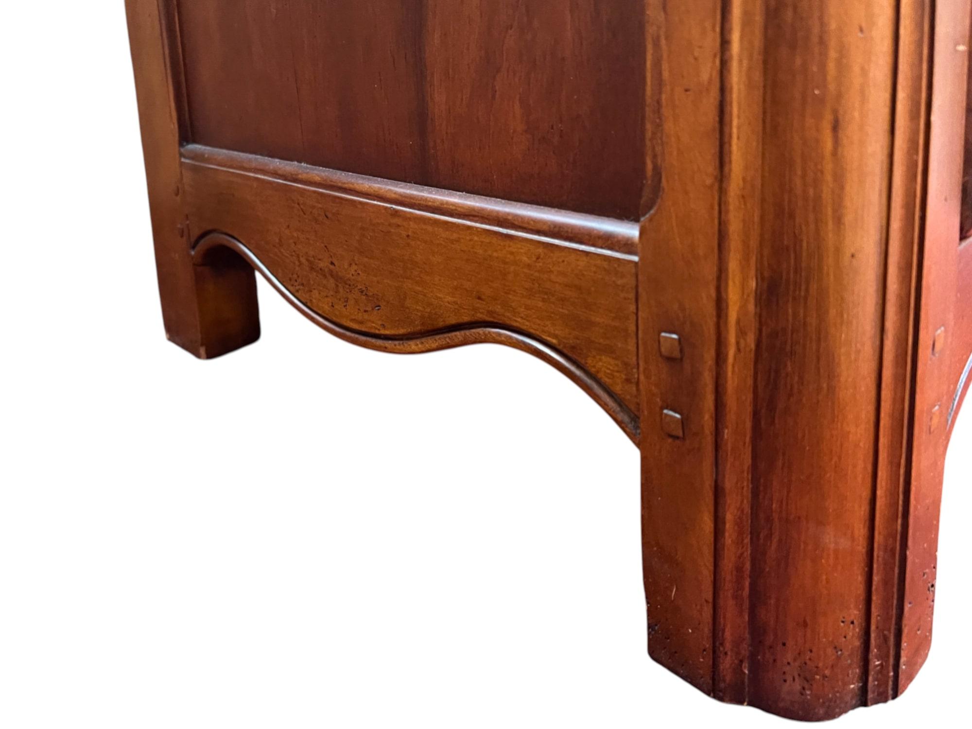 Commode / Cassettiera a serpentina della provincia francese in vendita 6