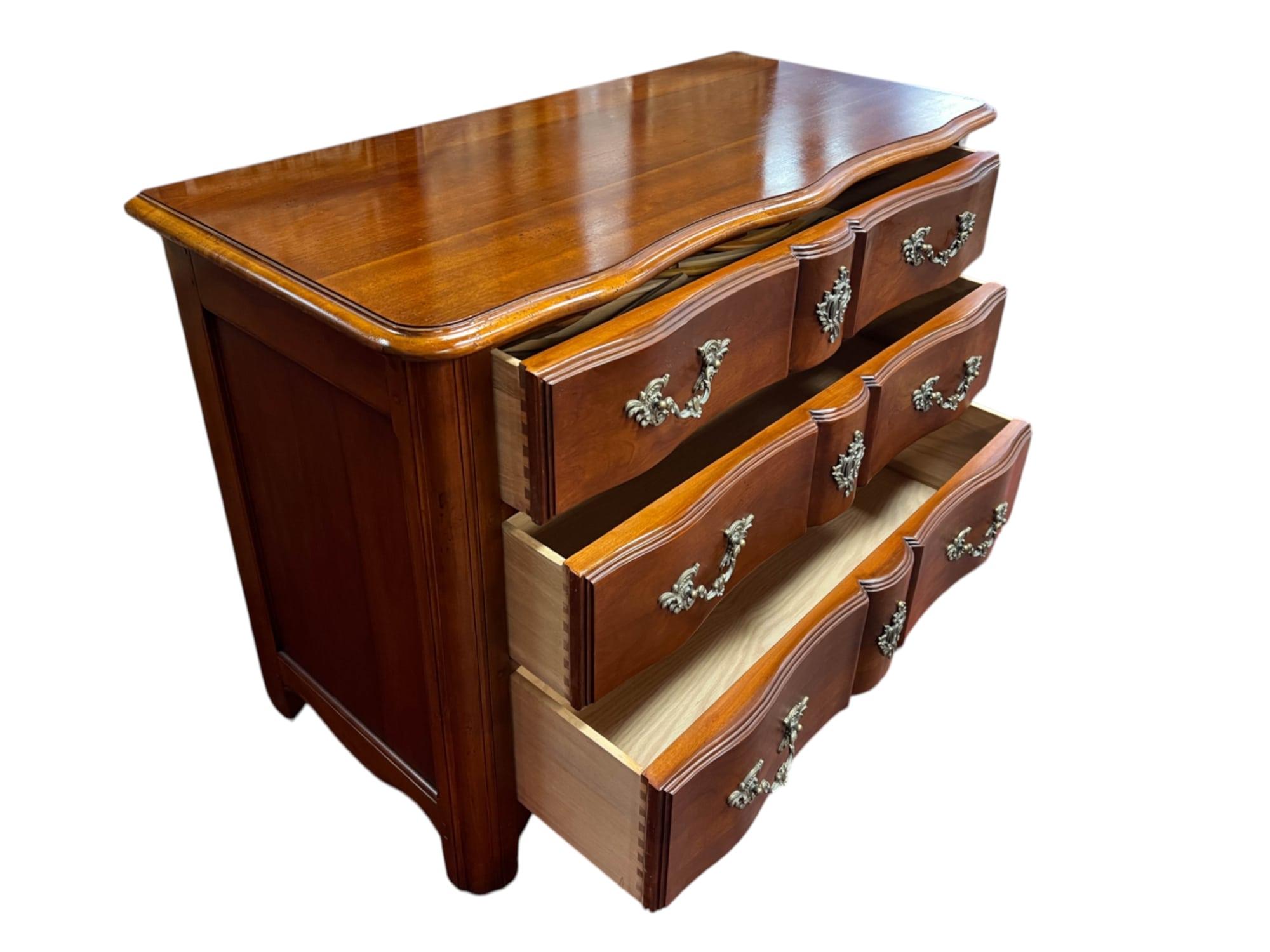 Commode / Cassettiera a serpentina della provincia francese In condizioni buone in vendita a North Palm Beach, FL