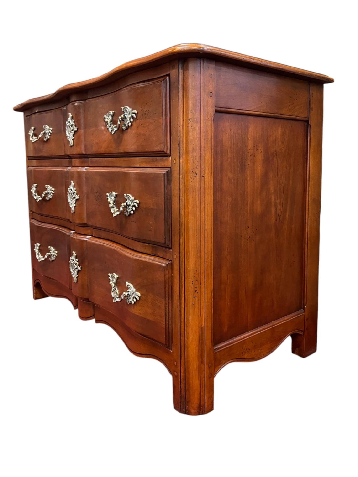 Legno massiccio Commode / Cassettiera a serpentina della provincia francese in vendita