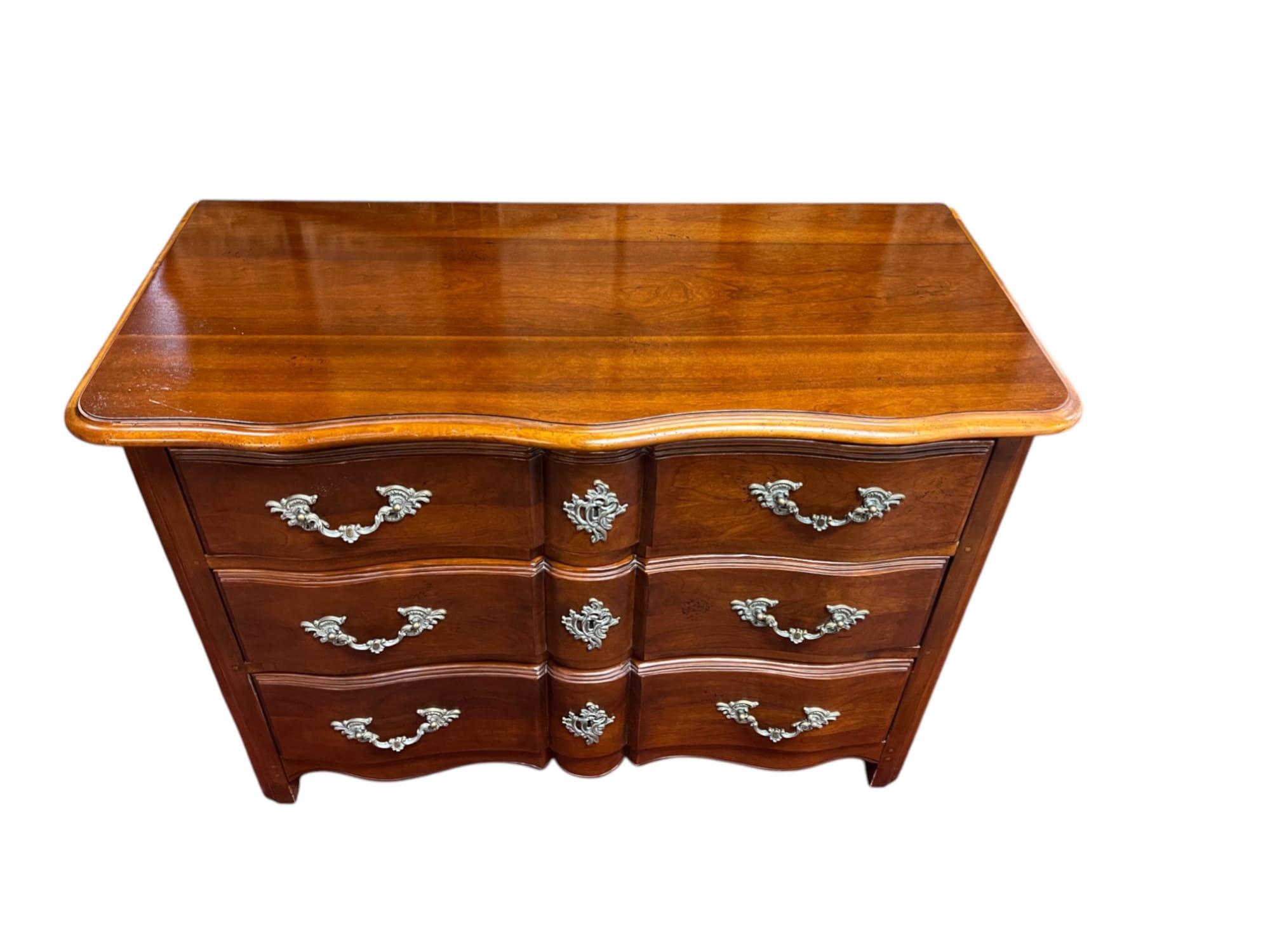 Commode / Cassettiera a serpentina della provincia francese in vendita 1