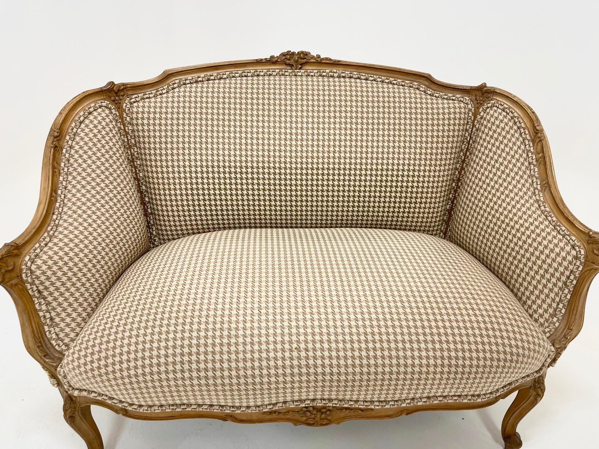 French Provincial Settee in Houndstooth Pattern Fabric In Good Condition In Saint Louis, US