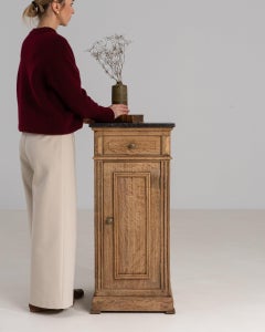 Beistellschrank im französischen Landhausstil, Eiche und Marmor, 19. Jahrhundert, Frankreich