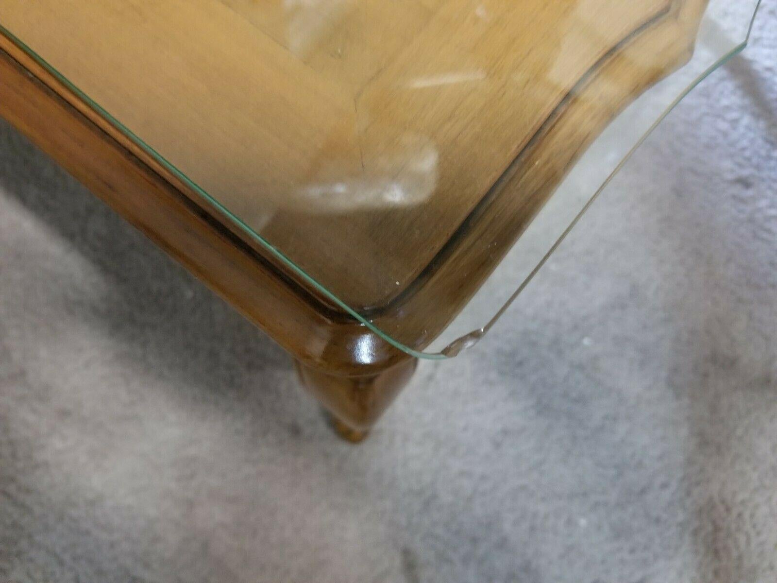 Beistelltische im französischen Provinzial-Stil mit Glasplatten von White Furniture Co im Angebot 1