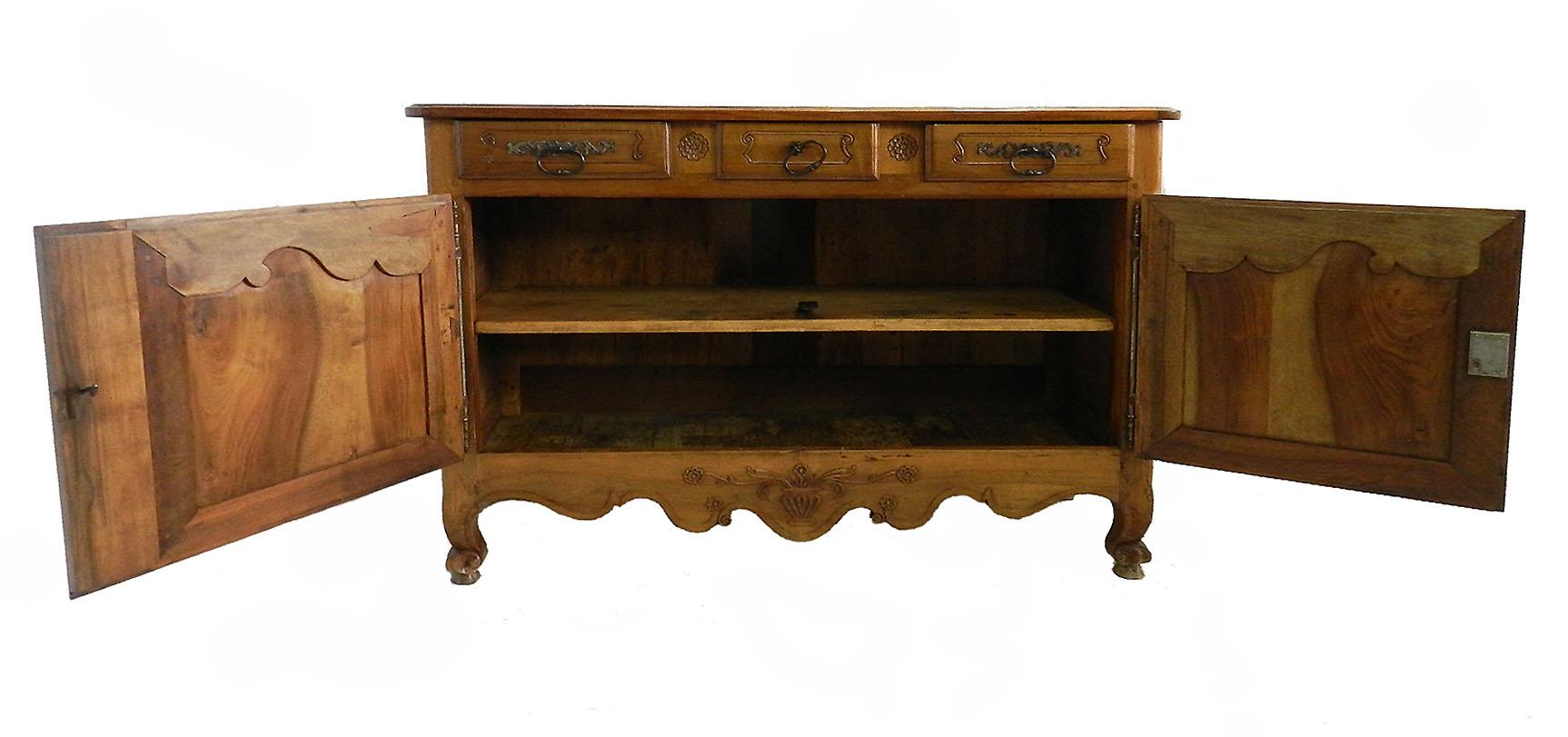 French Provincial Sideboard Buffet Artisan Vintage Country House Carved Walnut In Excellent Condition For Sale In France, FR